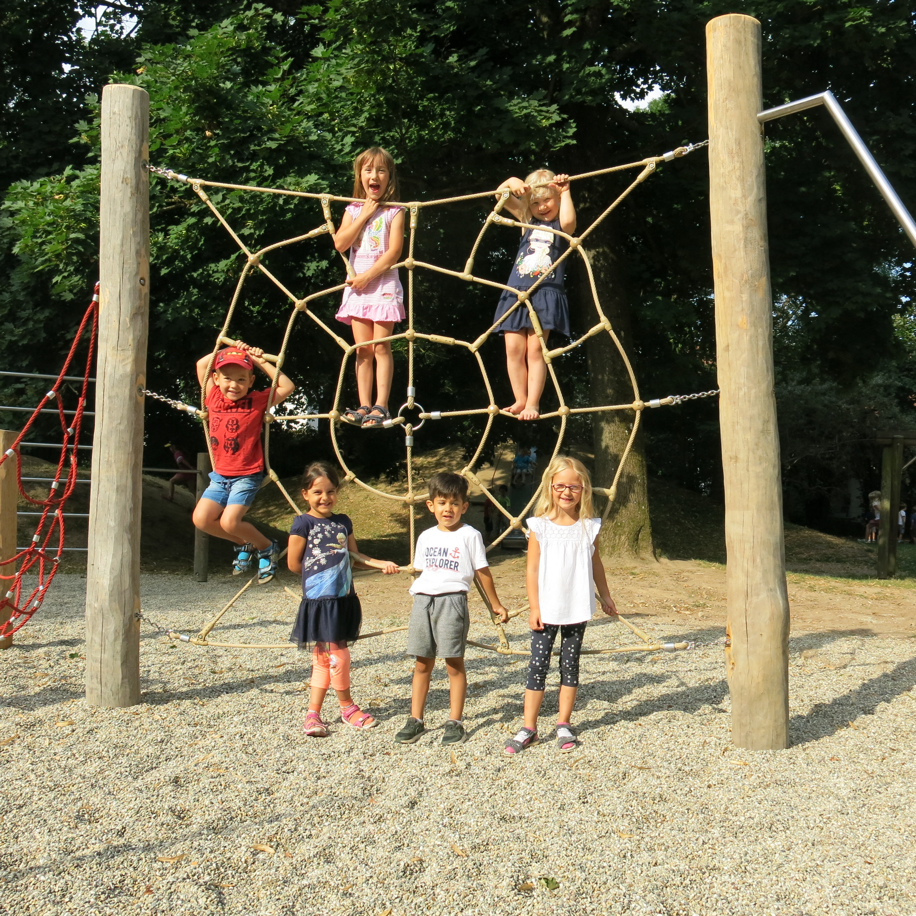 Wie gut die Neuanschaffungen von den Kindern angenommen wurden, zeigen - stellvertretend für alle Kindertageseinrichtungen in Achern - die Kinder aus dem Kinderhaus im Rollerbau, für die das neue Kletternetz ein wichtiger Bestandteil des Außengeländes wurde.