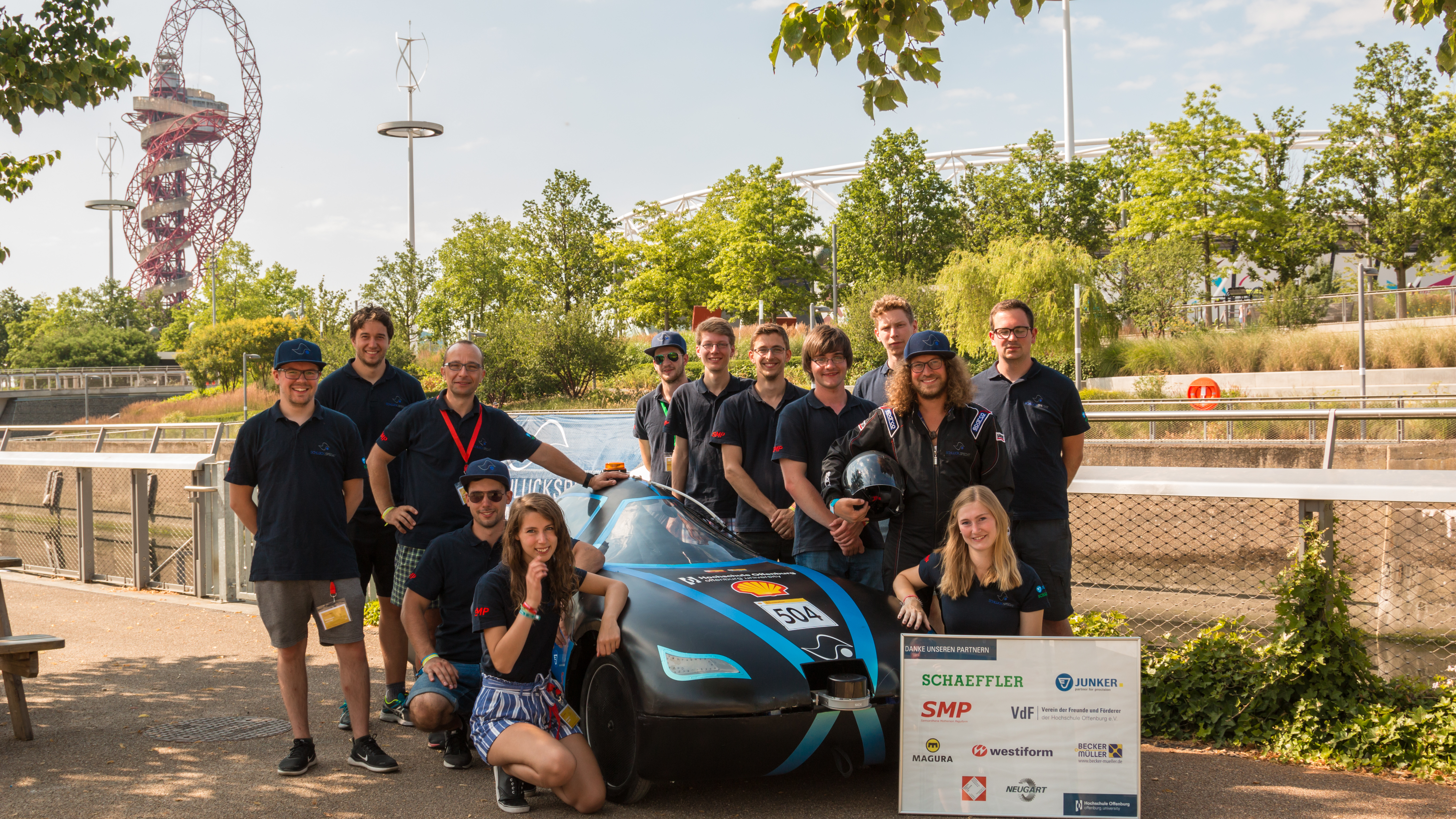 Das Team der Hochschule mit dem Schluckspecht V, der innerhalb von sechs Monaten gelernt hat, autonom zu fahren.