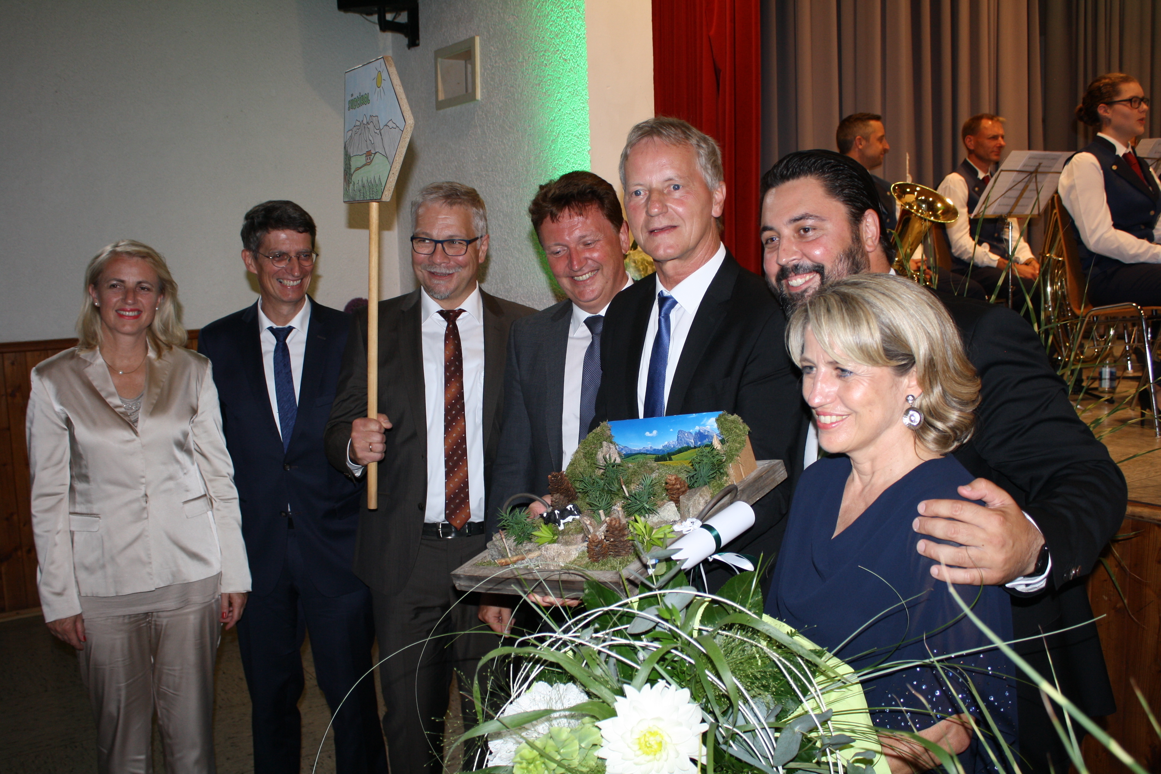 Henry Heller (3. v. r.) und seine Frau Renate (r.) bei der Verabschiedung im Kreise von Bürgermeister-Kollegen