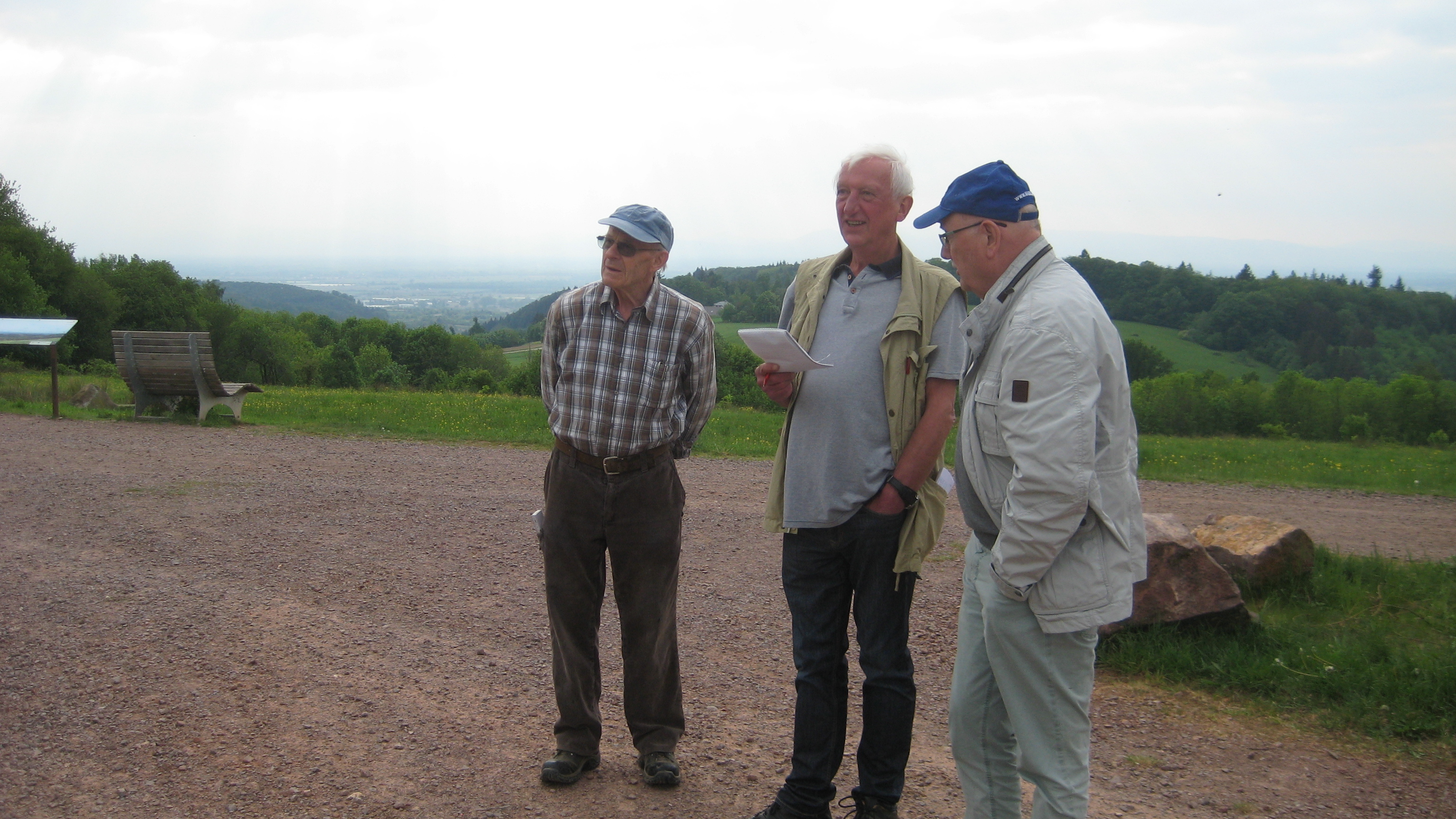 Infos vor Ort: Udo Baum (links) und Dr. Walter Caroli (rechts) im Gespräch mit Stadtanzeiger-Reporter Norbert Rößler