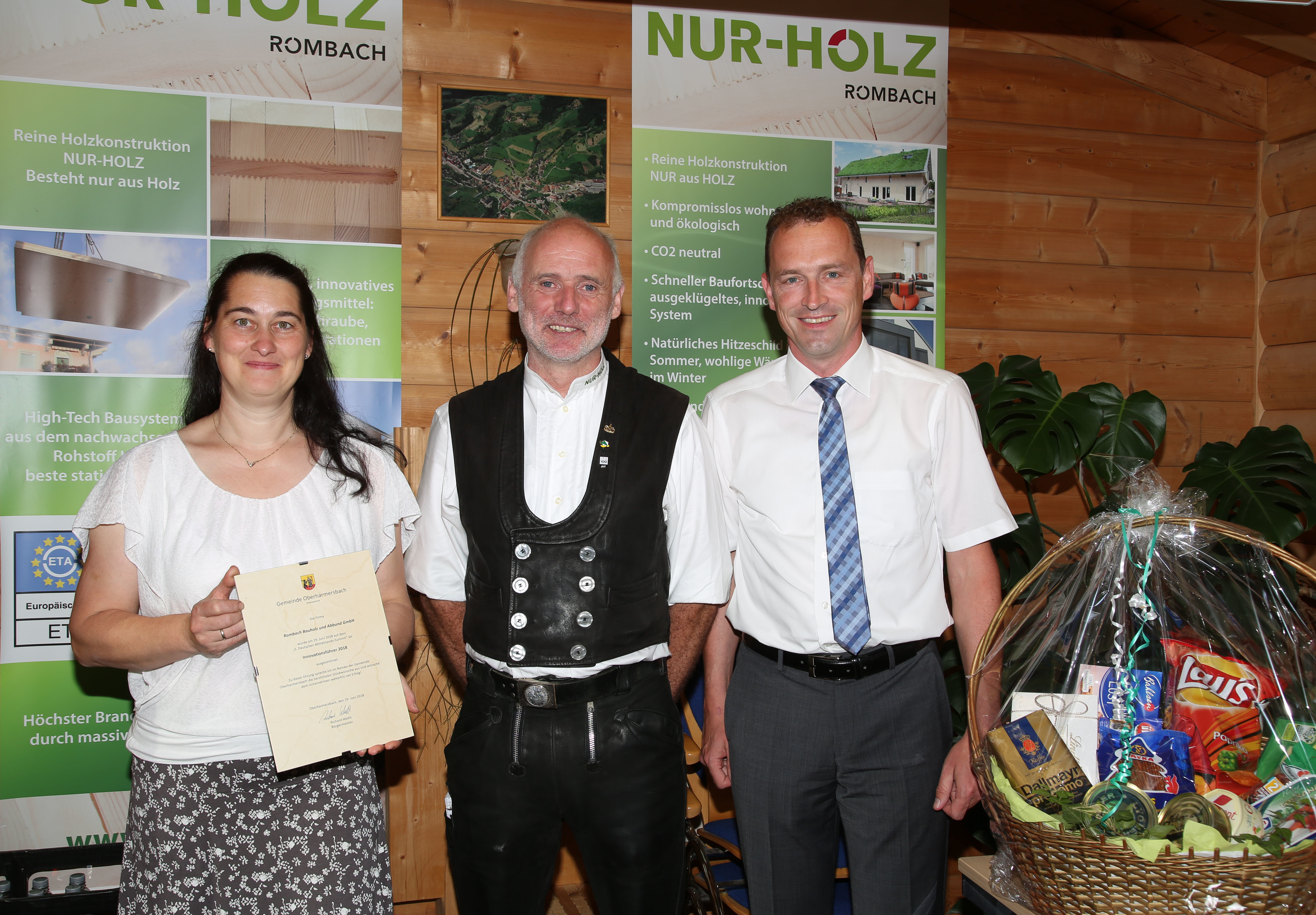 Bürgermeister Richard Weith (rechts) gratulierte im Namen der gesamten Gemeinde dem Unternehmerehepaar Tanja und Rolf Rombach zur Auszeichnung.