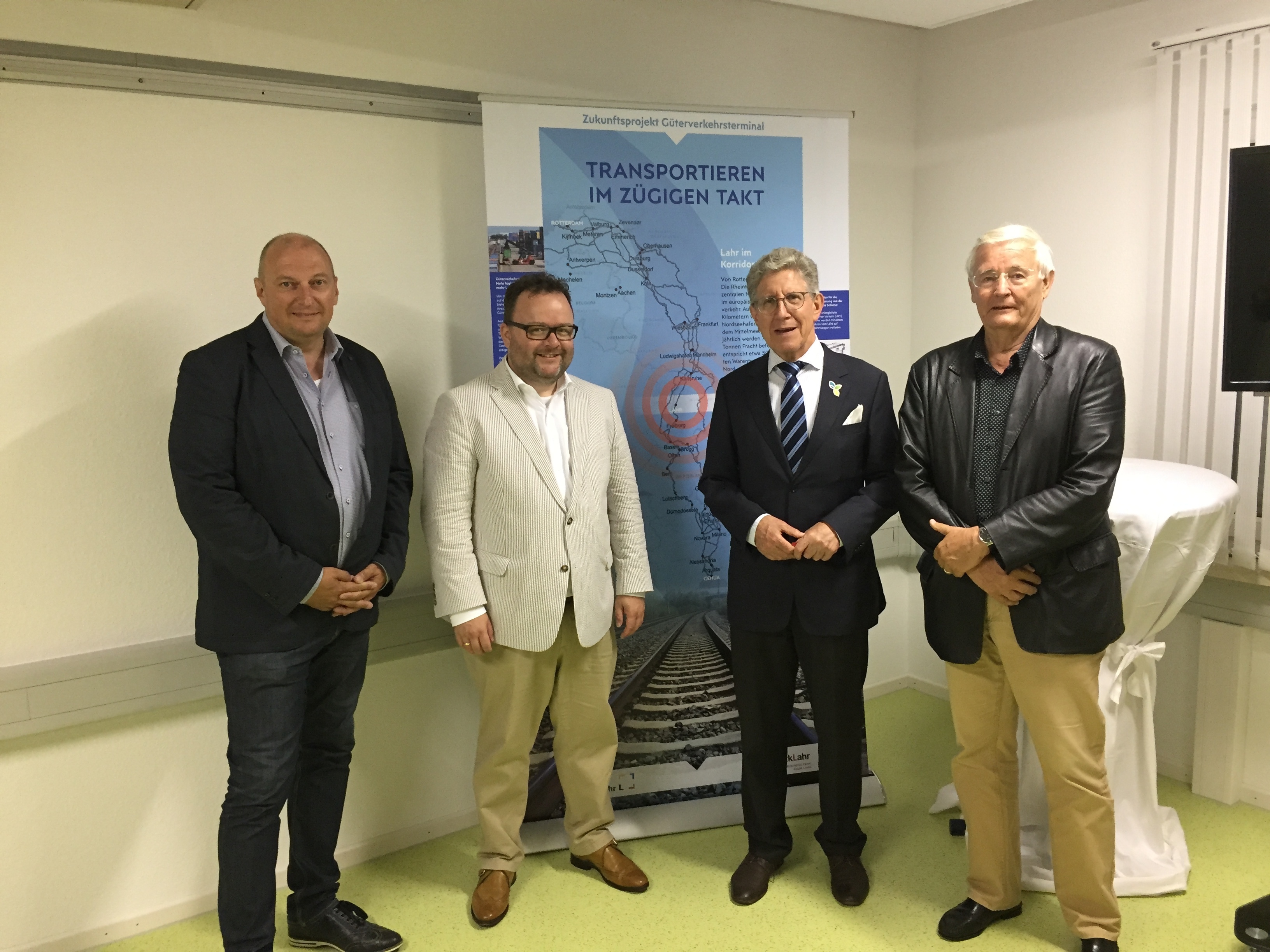 OB Wolfgang G. Müller (2. v. r.) informierte zusammen mit dem FDP-Stadtverbandsvorsitzenden Matthias Kappis (l.) und dem FDP-Fraktionsvorsitzenden Jörg Uffelmann (r.) den Bundestags-Abgeordneten Christian Jung.