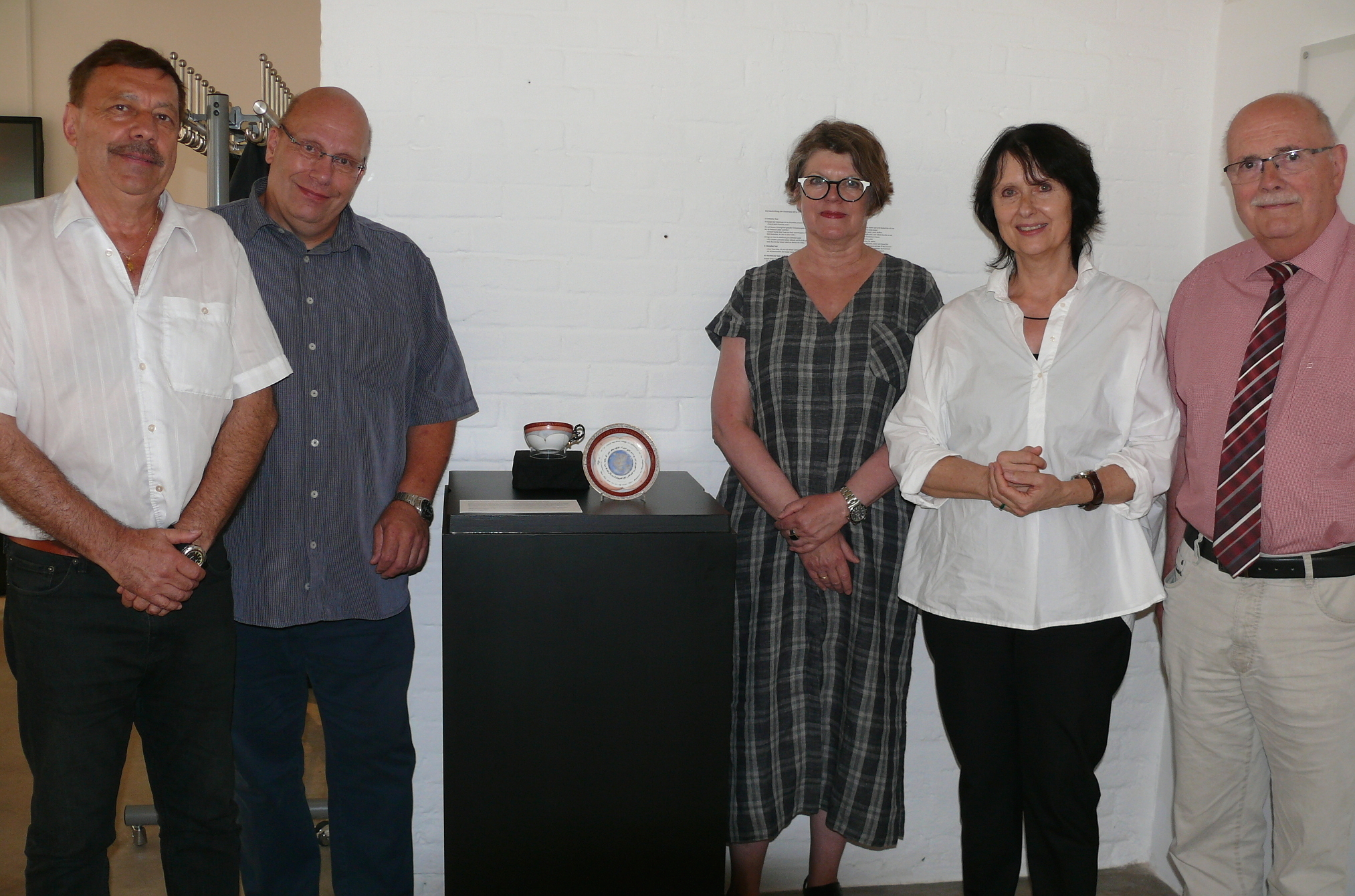 Lahrer Tasse in Lahrer Stadtmuseum (v. l.): Hans-Jürgen Schnurr, Heimatmuseum Freudenstadt, Leihgeber Ulrich Notz, Museumleiterin Gabriele Bohnert, Régine Hunziker-Rodewald, Vorsitzende der Julius Euting-Gesellschaft und Walter Caroli, erster ehrenamtlicher Stellvertreter des Oberbürgermeisters