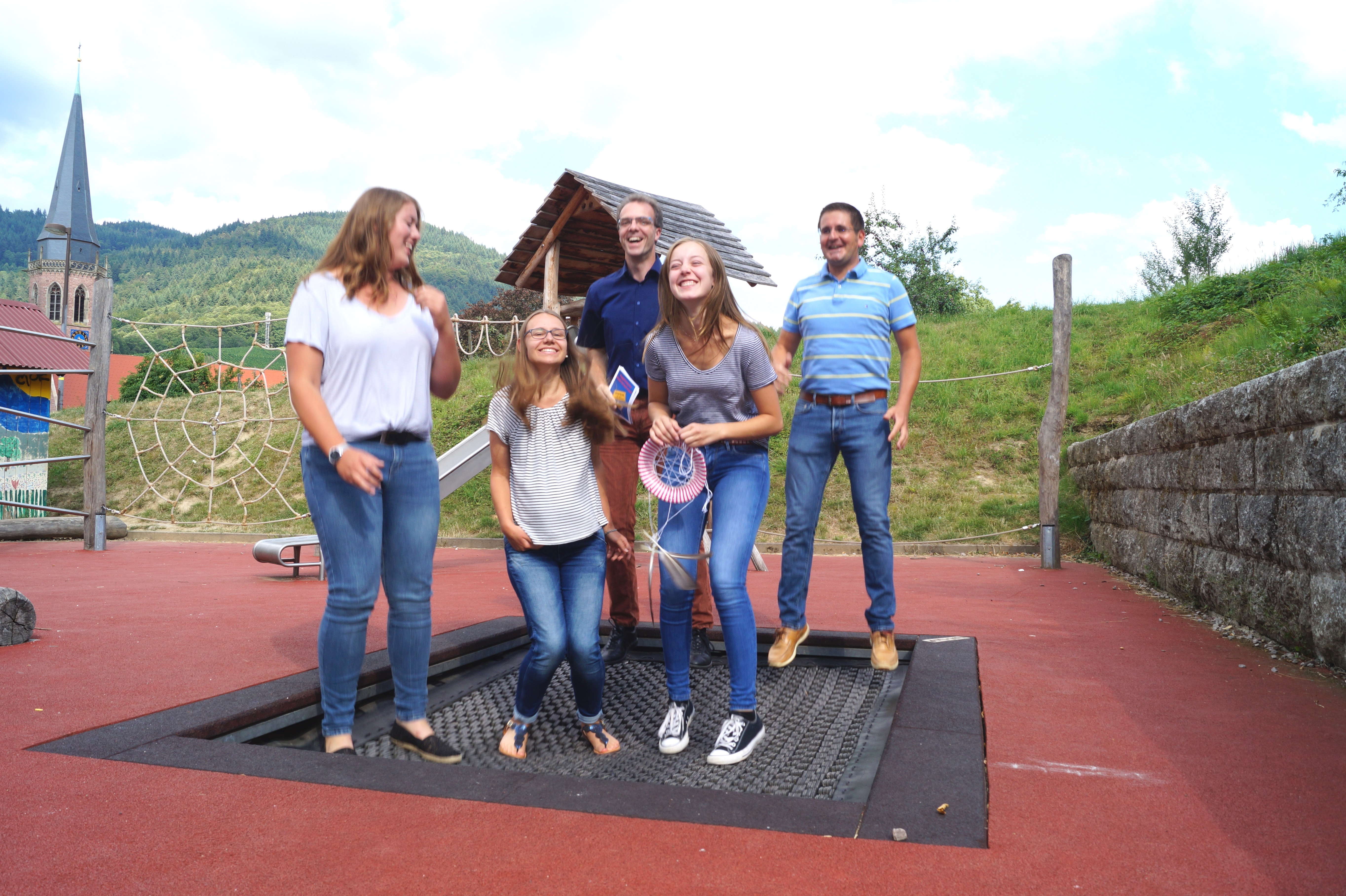 Hauptamtsleiter Martin Reichert (hinten l.) mit Bürgermeister Stefan Hattenbach sowie drei Betreuerinnen Vanessa Dinger, Anna-Lena Köninger und Raphaela Baßler