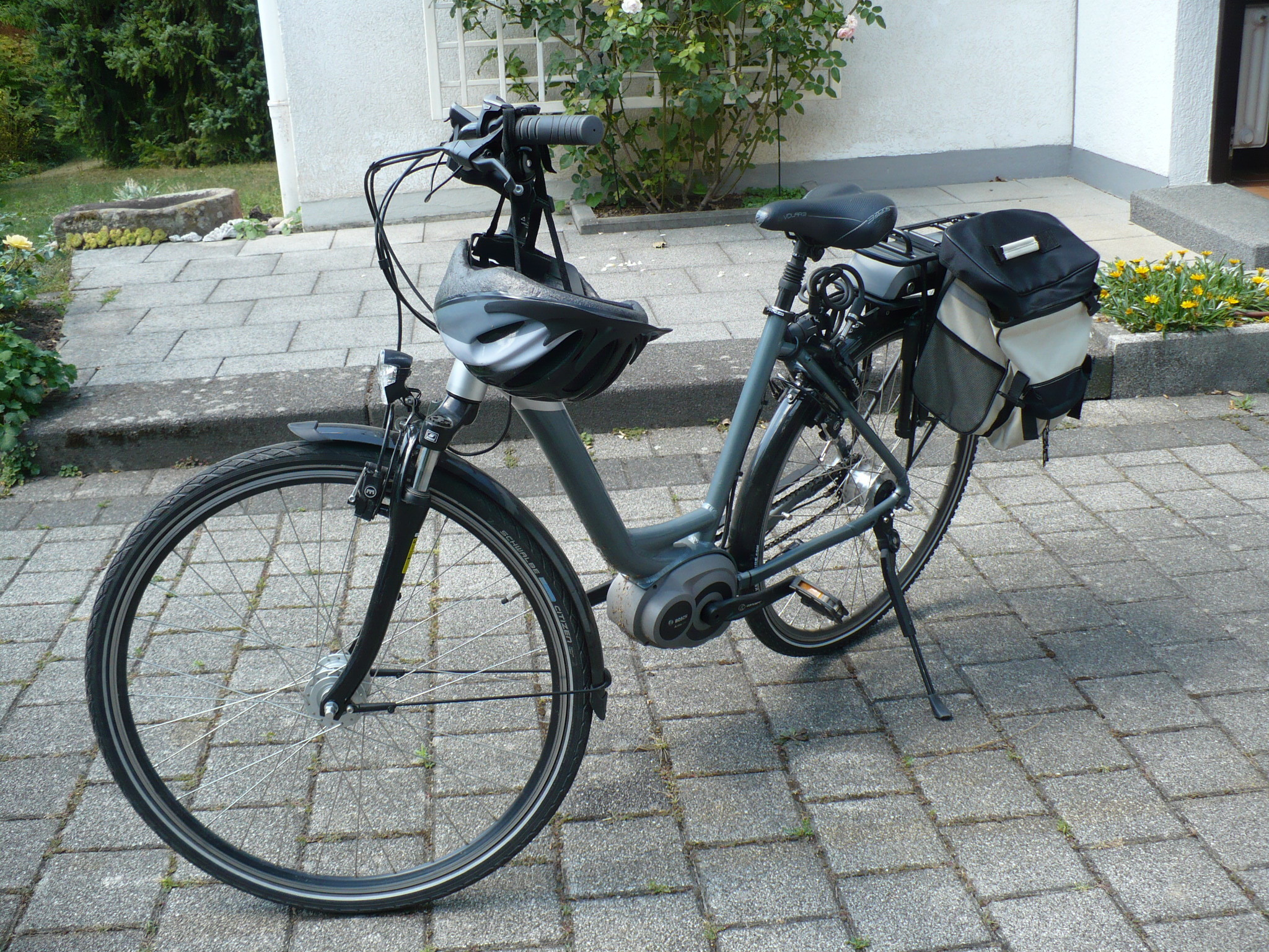 Ein Schutzhelm wird dringend empfohlen.