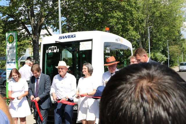 Testeten das autonome Fahren ( v. l.): Sandra Boser (MdL), Johannes Müller, SWEG-Vorstandsvorsitzender; Verkehrsminister Winfried Hermann, Regierungspräsidentin Bärbel Schäfer, Oberbürgermeister Wolfgang Müller  | Foto: Grüne