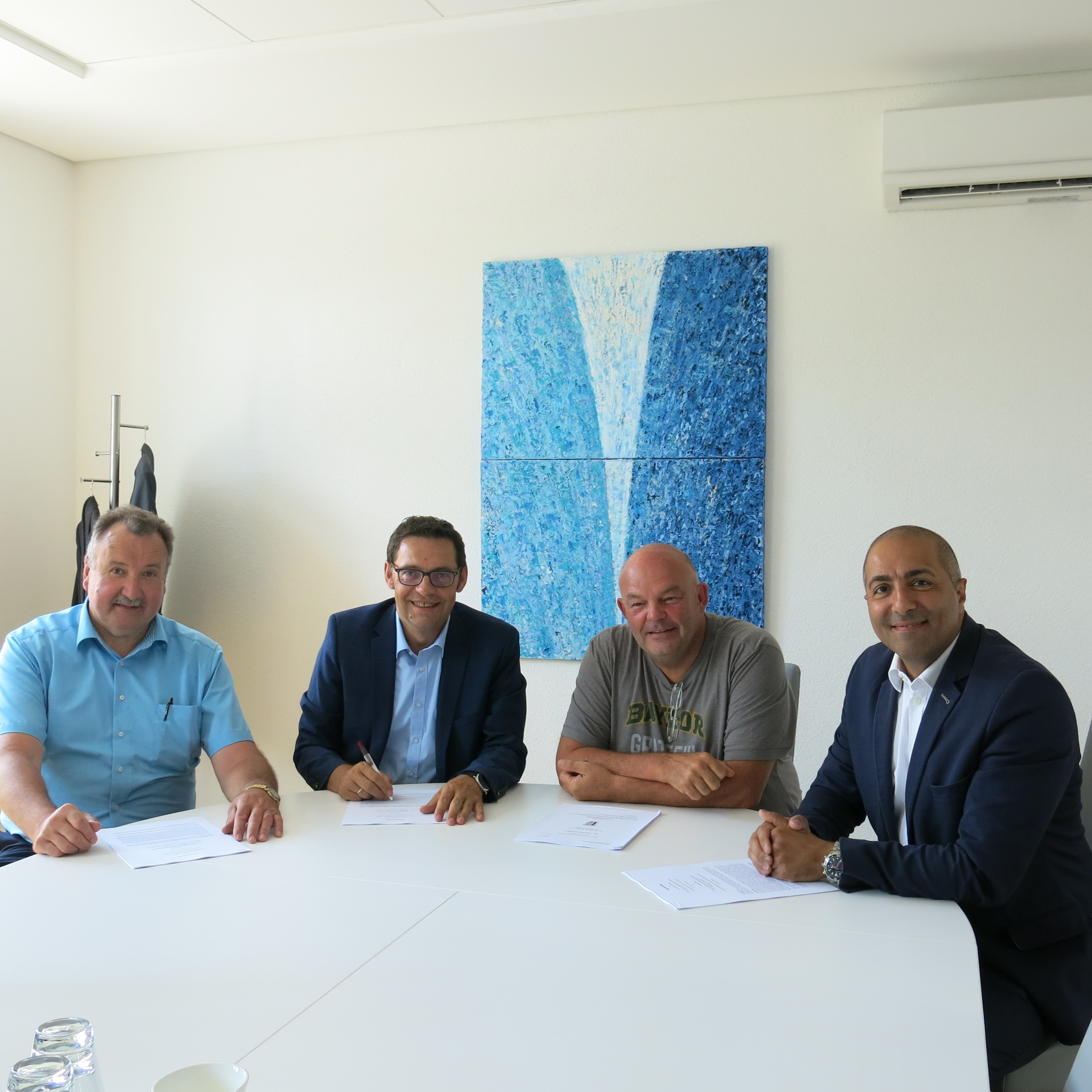 Ortsvorsteher Helmut Huber (v. l.), Oberbürgermeister Klaus Muttach, Investor Jürgen Grossmann, Tomas Ferahyan als Vertreter für den bisherigen Eigentümer