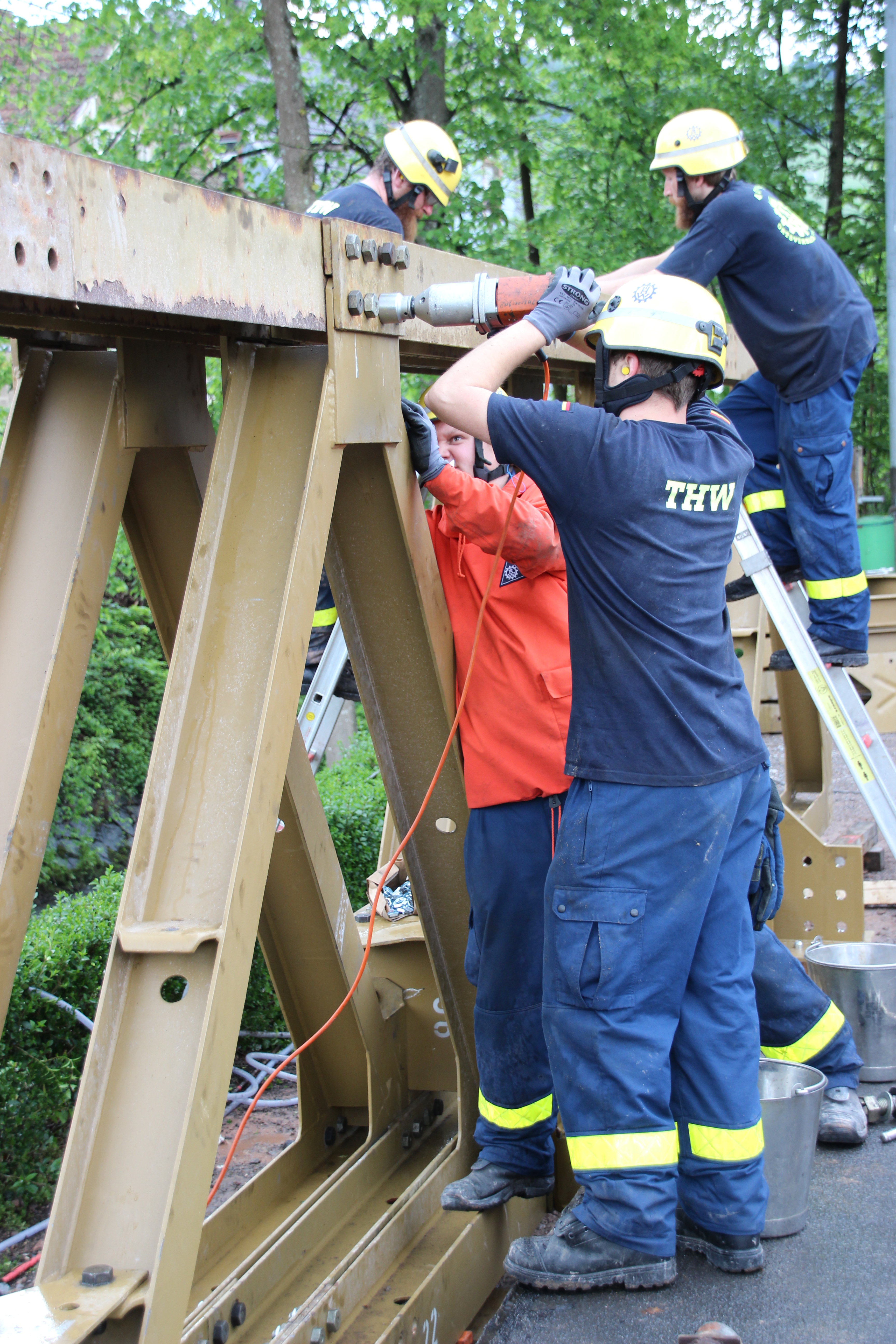 Drei THW-Ortsverbände sind am Brückenbau beteiligt.