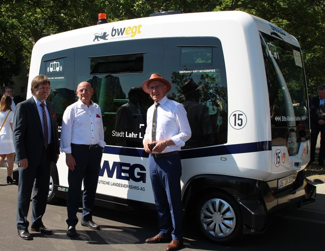 Von links: SWEG-Vorstandsvorsitzender Johannes Müller, Baden-Württembergs Verkehrsminister Winfried Hermann und Lahrs Oberbürgermeister Dr. Wolfgang G. Müller | Foto: SWEG