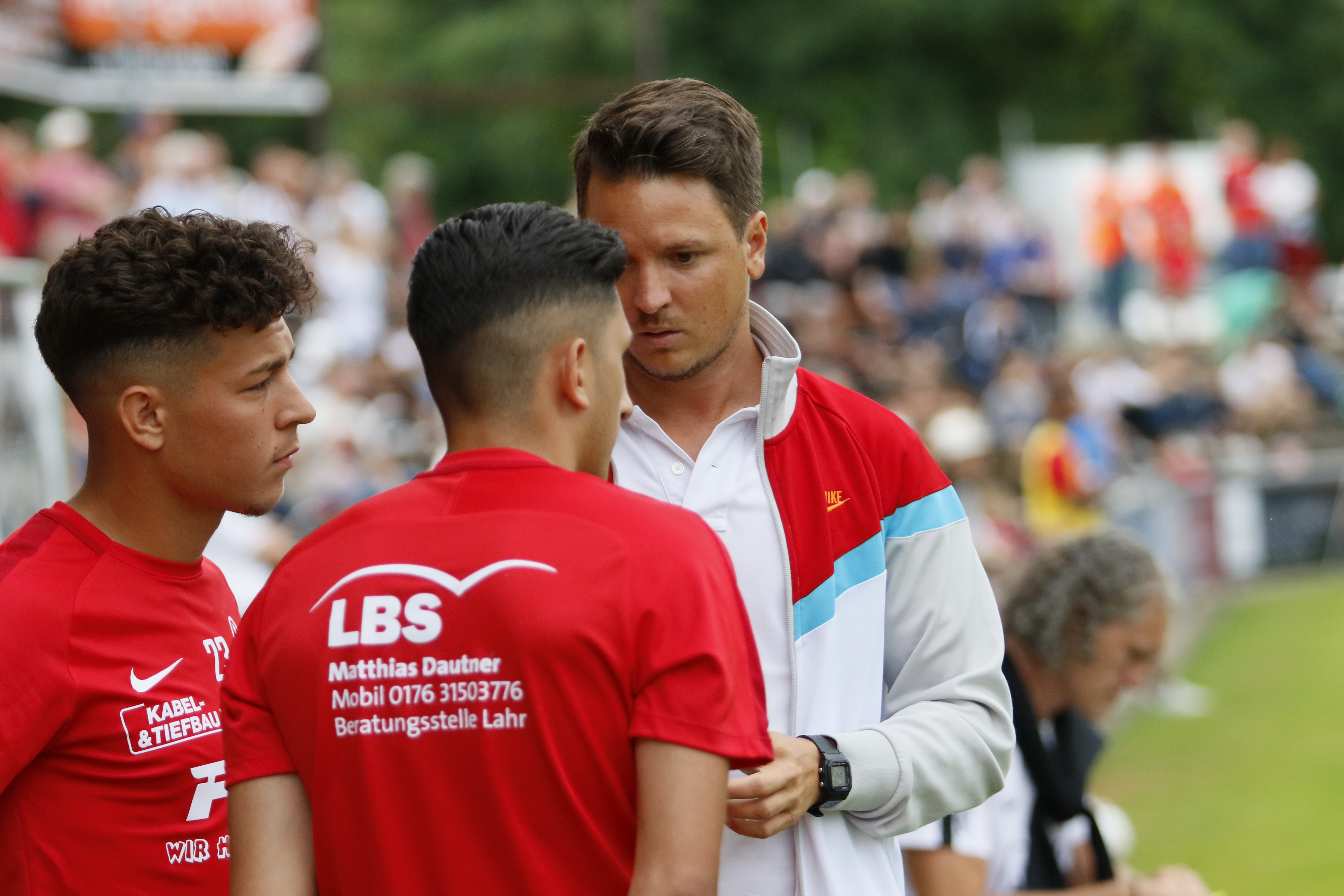 Der neue OFV-Trainer Florian Kneuker beim Spiel gegen Eintracht Frankfurt