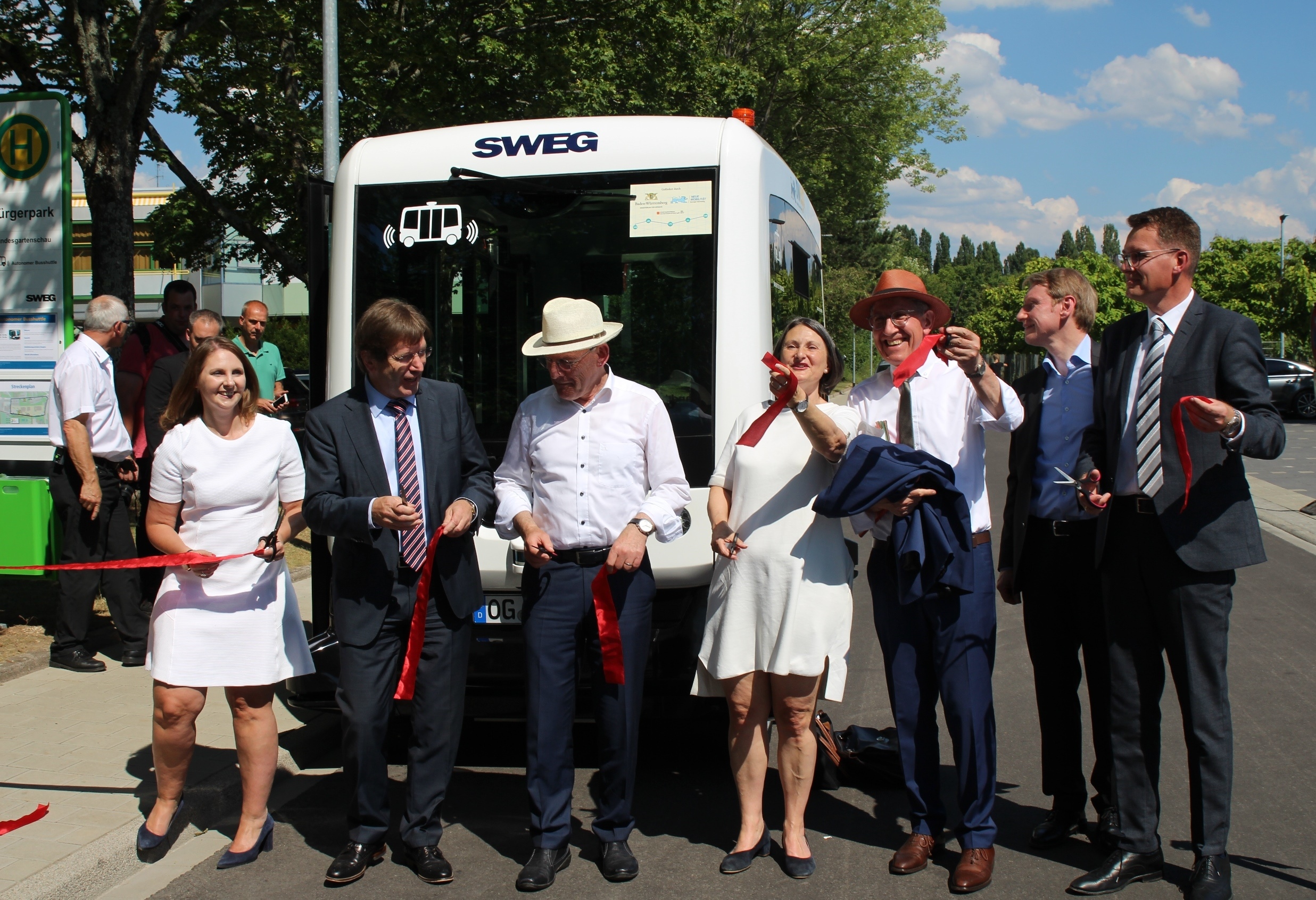 Von links: Landtagsabgeordnete Sandra Boser, SWEG-Vorstandsvorsitzender Johannes Müller, Baden-Württembergs Verkehrsminister Winfried Hermann, Regierungspräsidentin Bärbel Schäfer, Lahrs Oberbürgermeister Dr. Wolfgang G. Müller, Peter Hahn (Ministerialrat im Staatsministerium Baden-Württemberg) und Tobias Harms, Technischer Vorstand der SWEG
