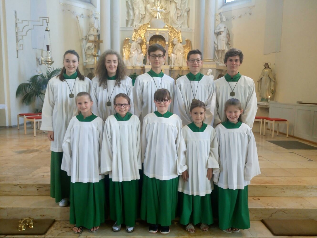 vorne v.l.n.r.: Nelia Wälde, Marie Rösch, Rebecca Müller, Sarah Uhl, Marie Kuhnle
hinten v.l.n.r.: Gruppenleiter Carolin Kammerer, Anna Hupfer, Gabriel Hansmann, Julius Eitel und Oberministrant Sebastian Oberfell