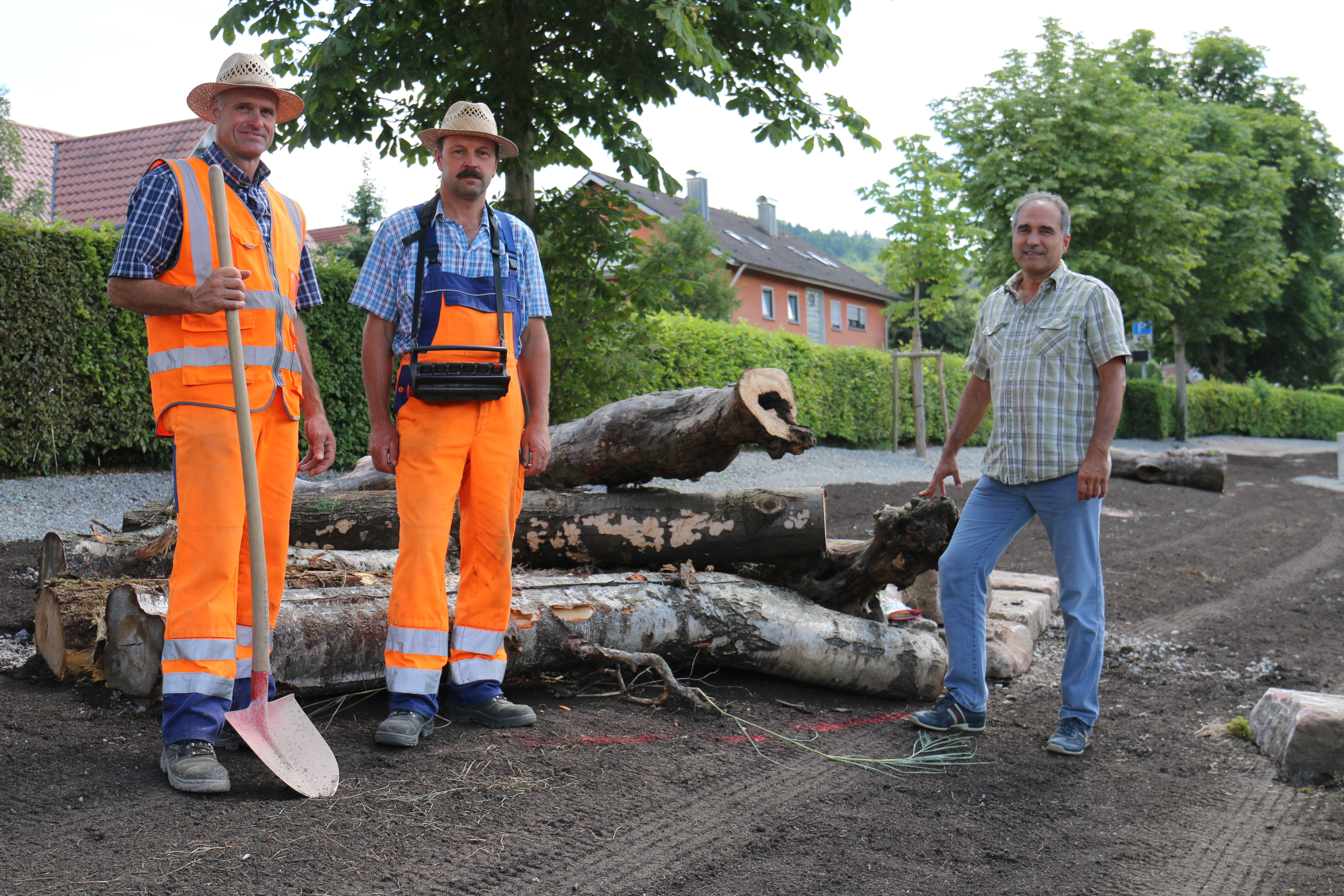 Hubert Männle (v. l.) und Andreas Huber vom Oberkircher Bauhof sowie der städtischen Umweltbeauftragten Georg Schäffner
