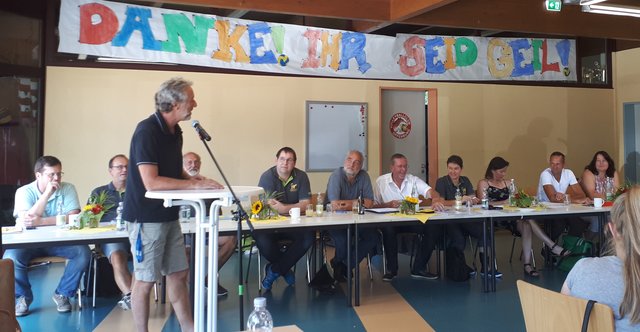 Gastgeber Fritz Scheuer (Volleyball-Club Offenburg) bei seiner Ansprache zur Entlastung des SbVV-Präsidiums.