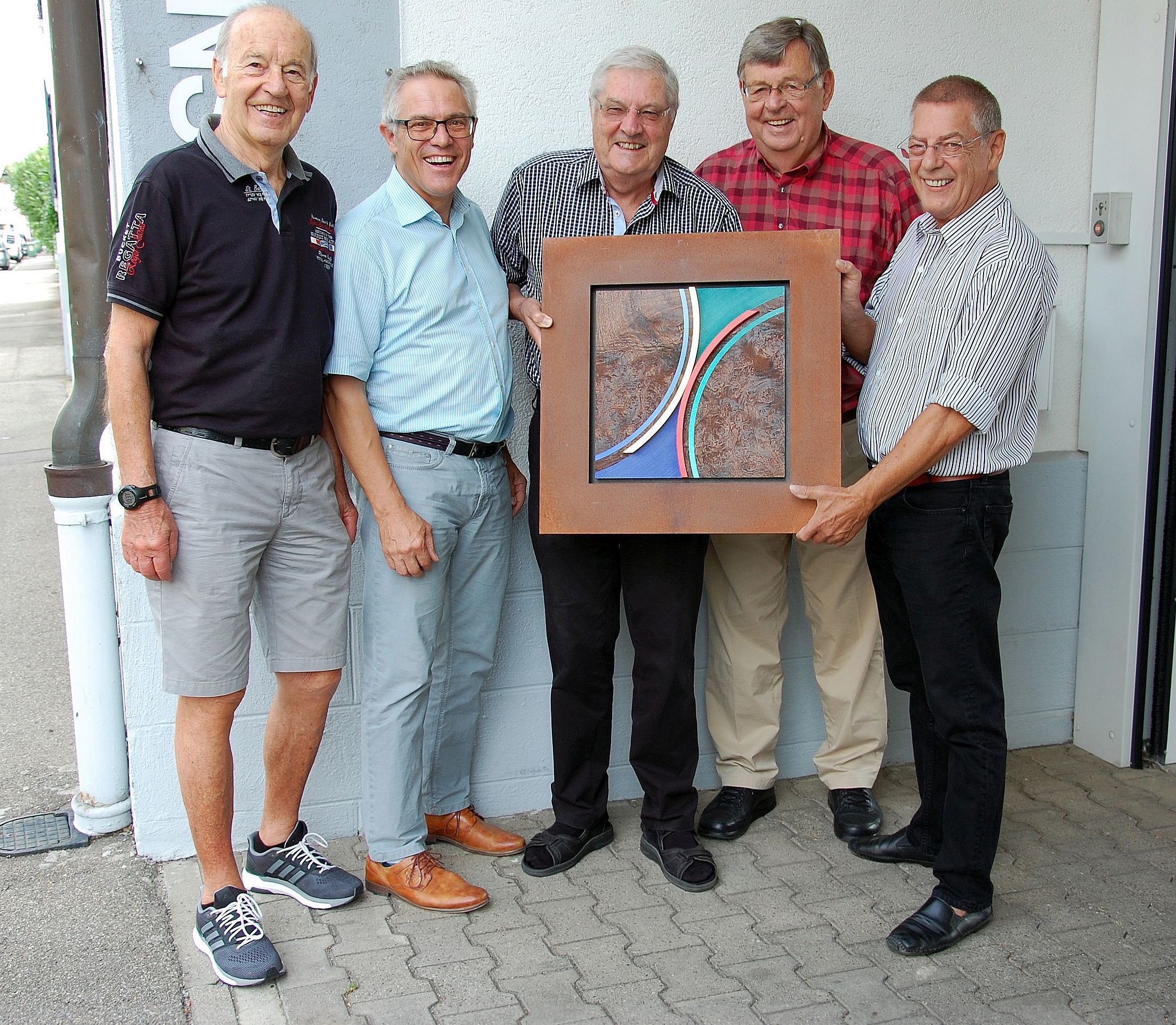 Roland Hammel, Klaus Gras, Karl-Heinz Lederer, Heino Bullwinkel und Friedrich Geiler (v. l.) präsentieren das Ettiket mit dem Titel "Weinstock".