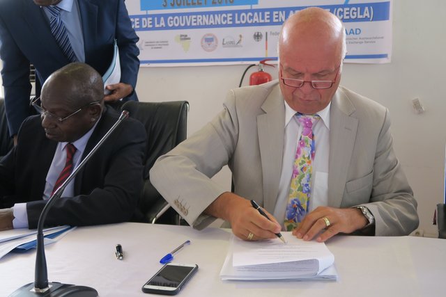 Unterzeichnung der Vertragsurkunde des deutsch-westafrikanischen „Centre d’Excellence de Gouvernance Locale en Afrique“ (CEGLA) durch Rektor Prof. Paul Witt.
 | Foto: Hochschule Kehl