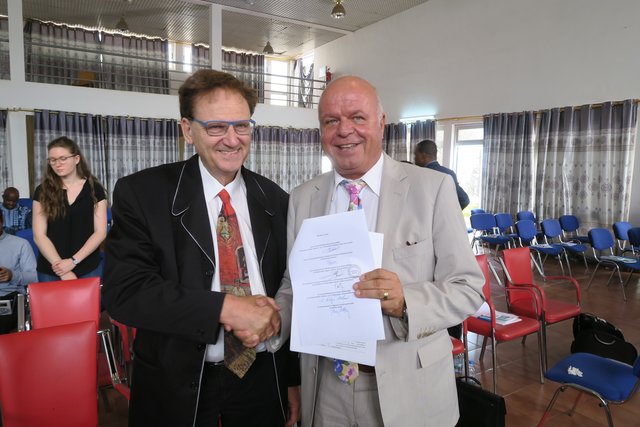 Projektleiter Prof. Dr. Ewald Eisenberg und Rektor Prof. Paul Witt mit der unterzeichneten Vertragsurkunde des Projektes CEGLA | Foto: Hochschule Kehl