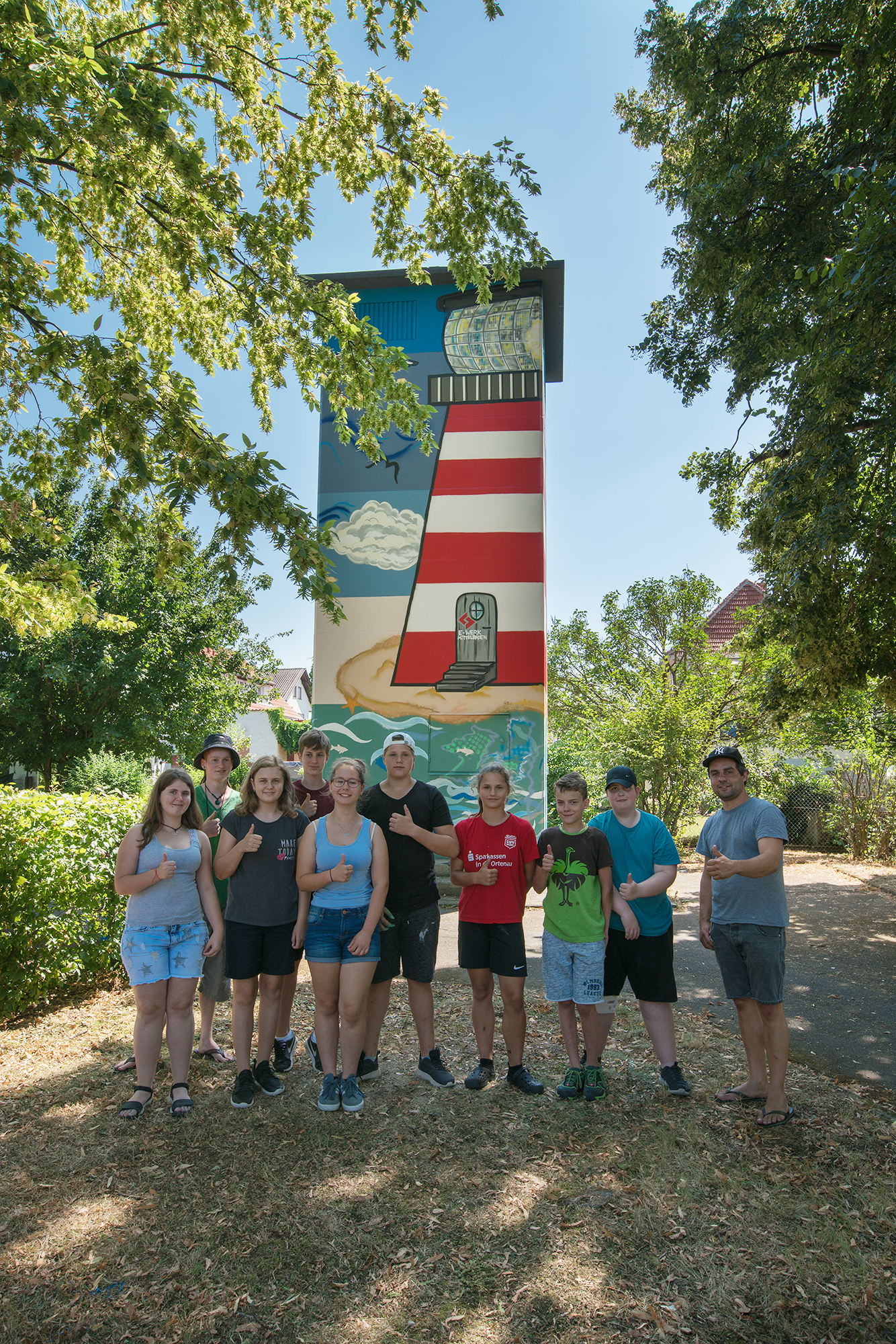Die Schüler der GWRS Offenburg Nord Sommerfeldschule gestalteten unter der Anleitung des Künstlers und Sozialarbeiters Raphael Lieser (rechts) den ersten Leuchtturm in Offenburg-Weier.