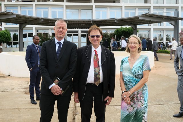 Der deutsche Botschafter Dietrich Becker mit Projektleiter Prof. Dr. Ewald Eisenberg und Dr. Helga Dickow vom Arnold-Bergstraesser-Institut in Freiburg. | Foto: Hochschule Kehl