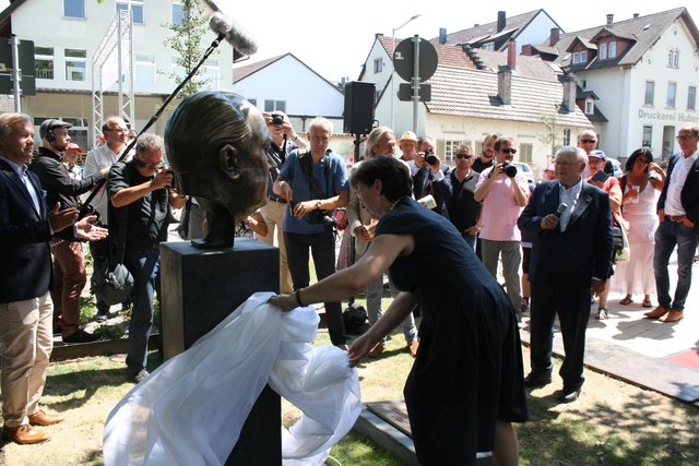Edith Schreiner zieht das Tuch von der Büste, die von Hubert Burda gestiftet wurde. | Foto: gro