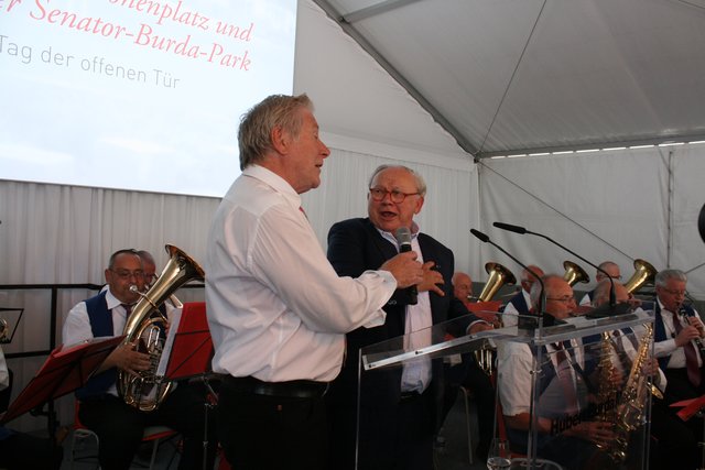 Hand aufs Herz beim Badnerlied: Jess Haberer und Hubert Burda | Foto: gro