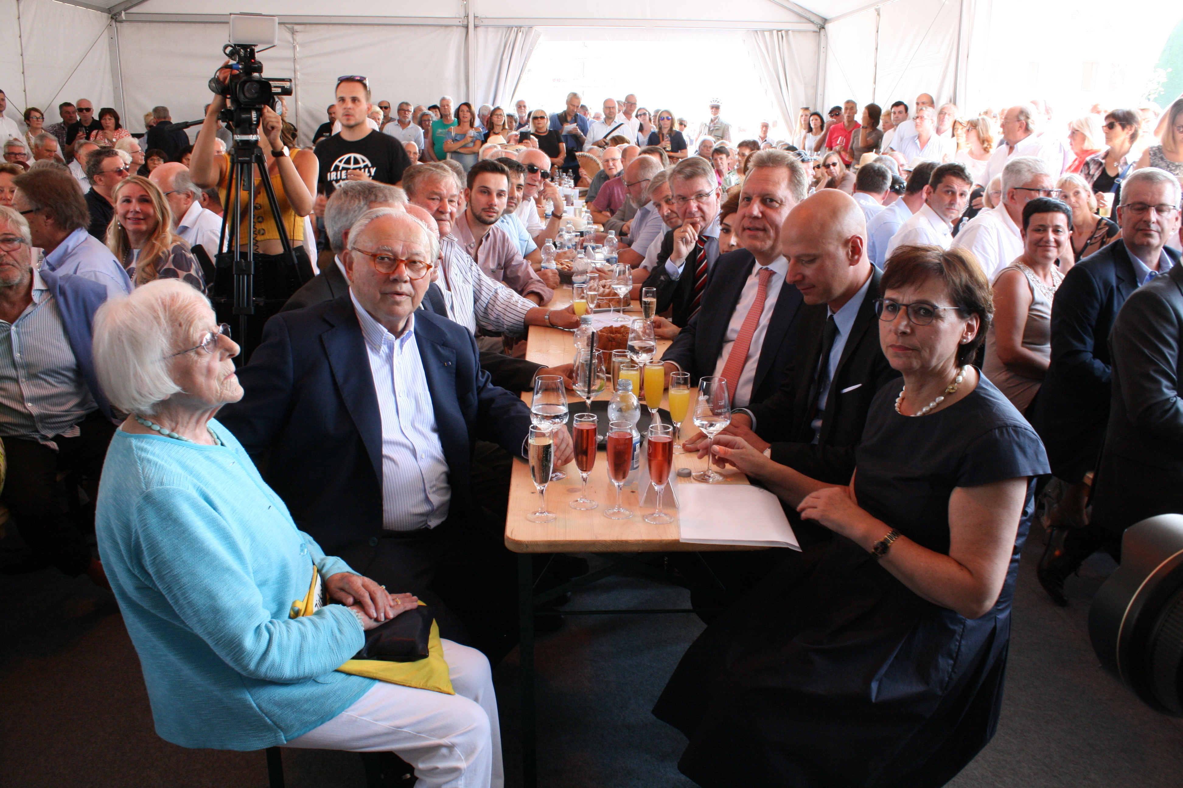 Einweihung des Kronenplatzes: Edith Viertel, ehemalige Sekretärin von Franz Burda, Hubert Burda, Investor Thomas Ganter und Oberbürgermeisterin Edith Schreiner (v. l.)