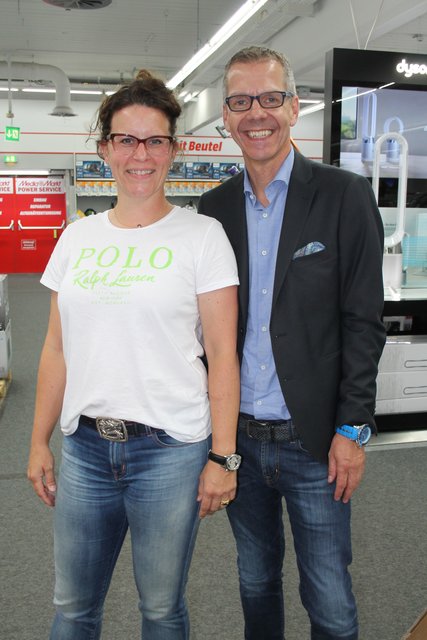 Verlegerin Isabel Obleser und Media-Markt-Geschäftsführer Thomas Espei | Foto: Glaser
