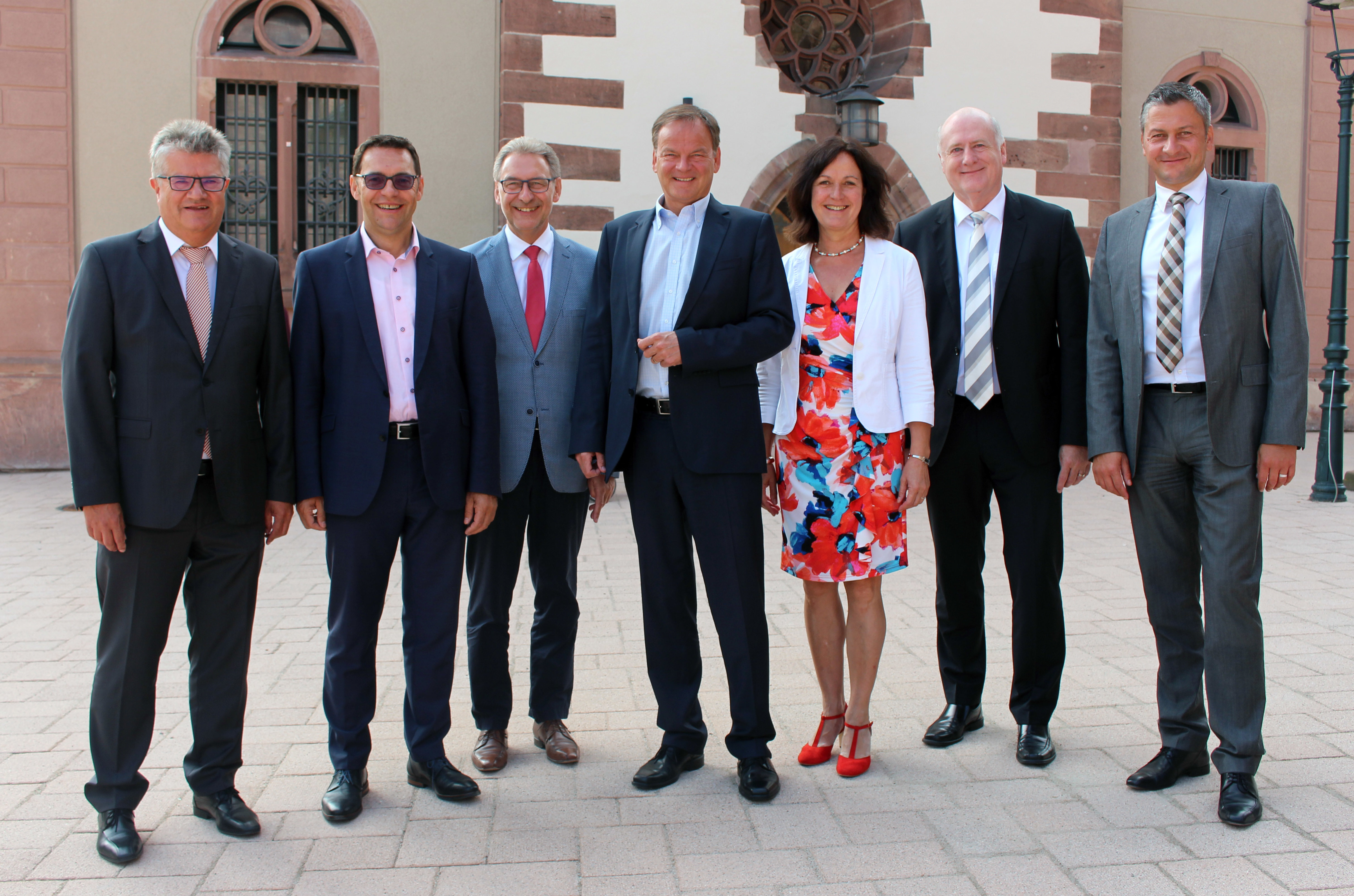 Auf Initiative von Landrat Frank Scherer (Mitte) fand ein Gespräch zur aktuellen Situation der Kliniklandschaft im Landkreis Rastatt und dem Ortenaukreis statt. Von links: OB Hubert Schnurr, OB Klaus Muttach, Landräte Jürgen Bäuerle und Frank Scherer, OB Margret Mergen, Jürgen Jung und Christian Keller