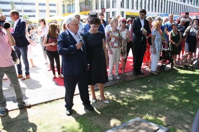 Hubert Burda und Oberbürgermeisterin Edith Schreiner kurz vor der Enthüllung der Büste von Senator Franz Burda | Foto: gro