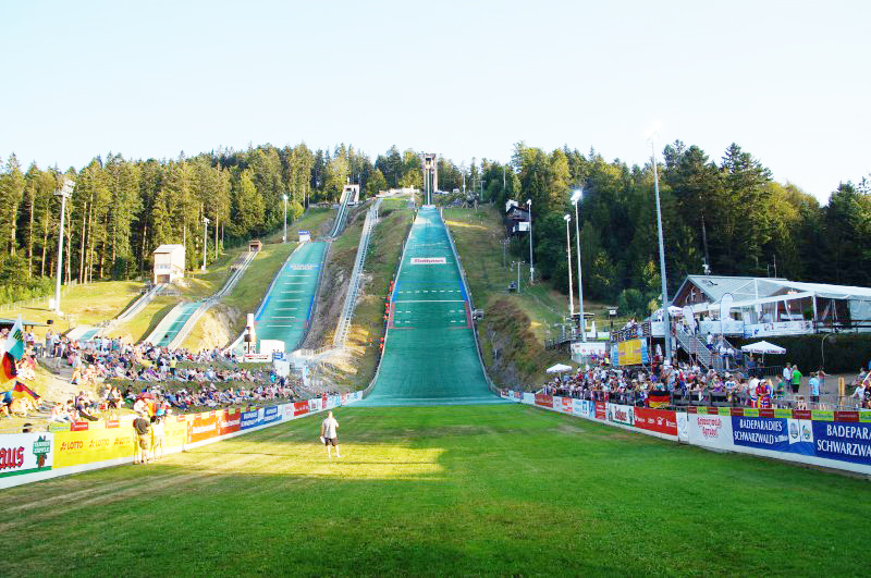 Am kommenden Wochenende findet im Adler-Schanzenzentrum Hinterzarten das zweite FIS-Sommer-Grand-Prix-Springen statt.