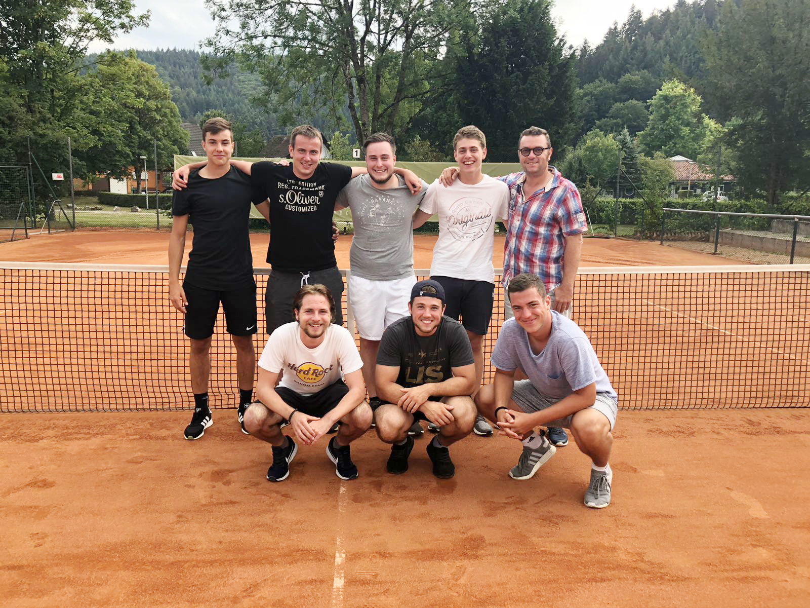 Auf dem Foto, kniend von links: Moritz Steiert, Yannis Fabry, Nico Weis, stehend von links: Adrian Singler, Dennis Gräther, Mirko Ehret, Gabriel Weschle und Stefan Weschle