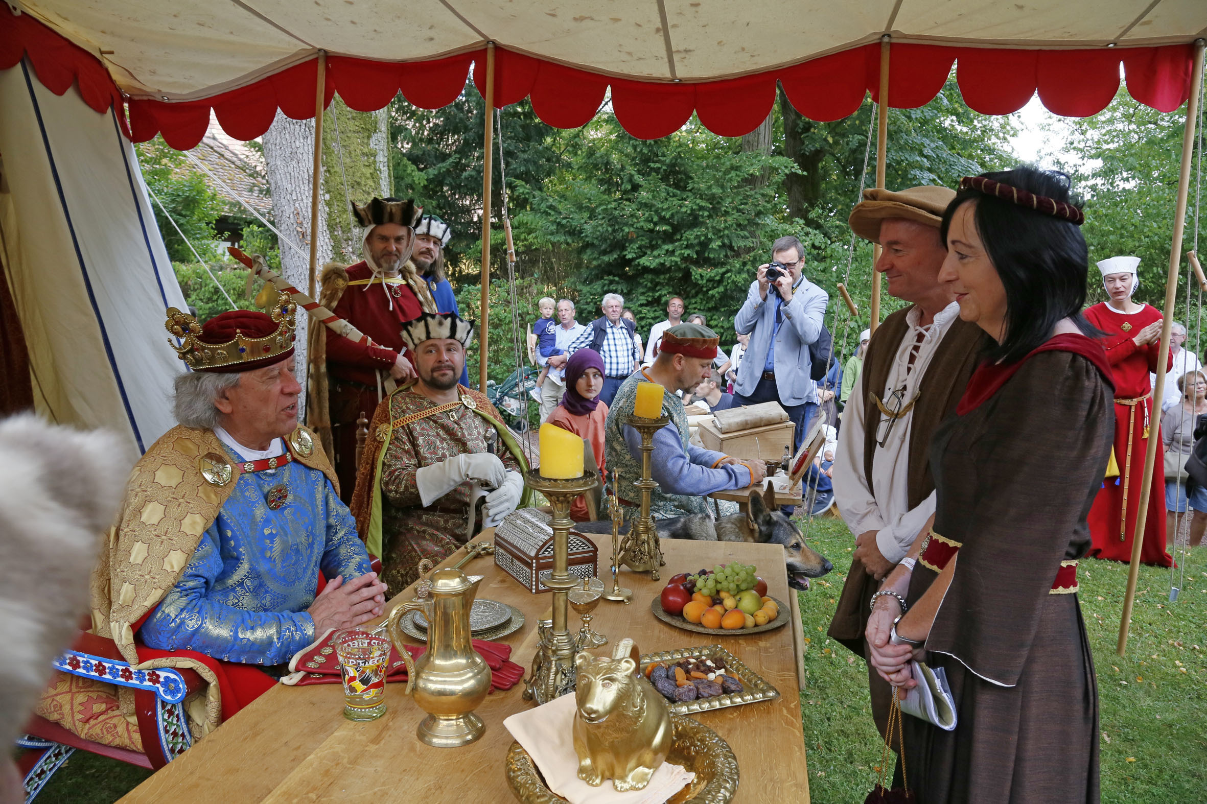 Schauspiel mit König im Schlossgarten