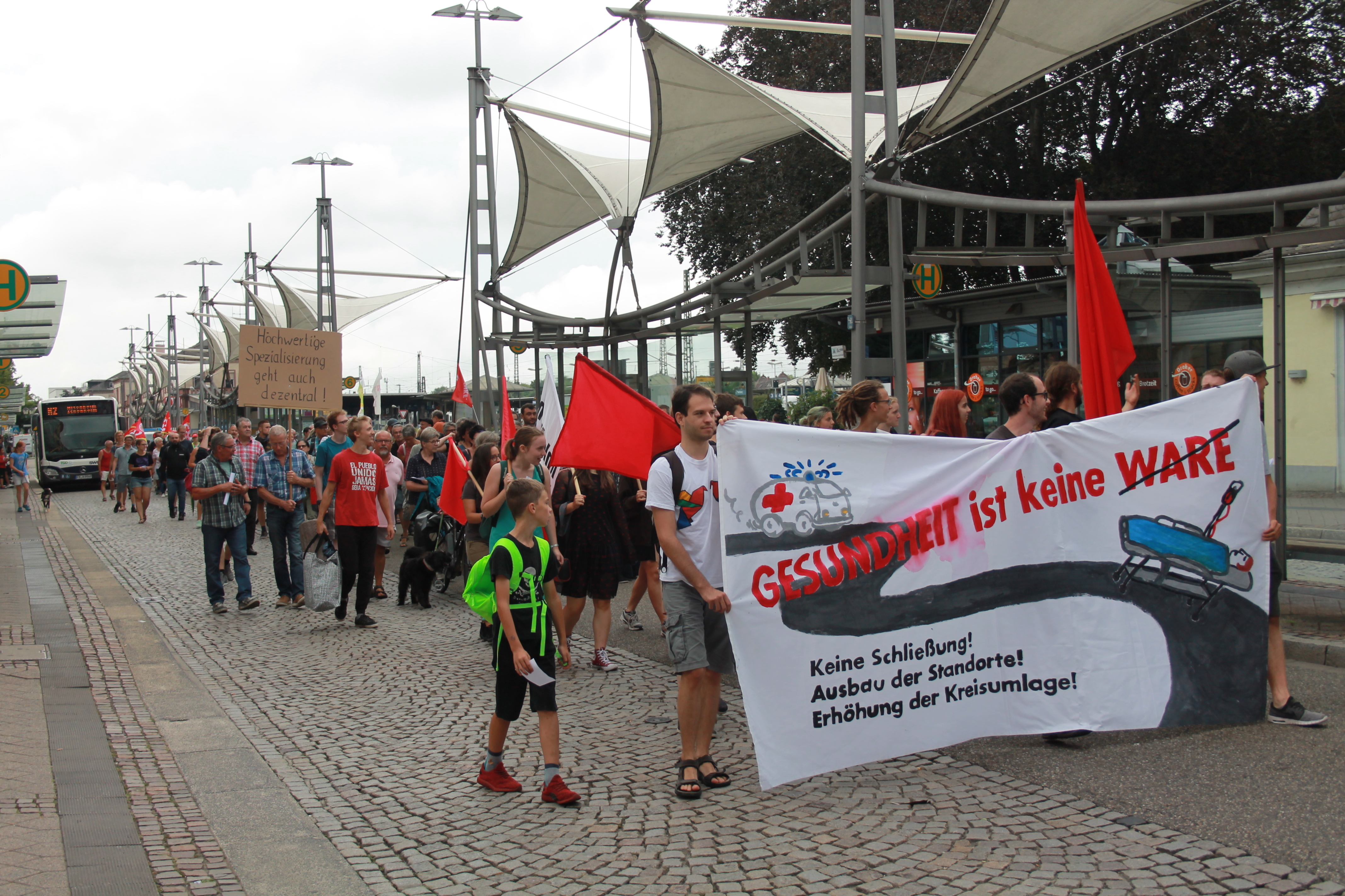 Am Busbahnhof in Offenburg startete die Demonstration.ds