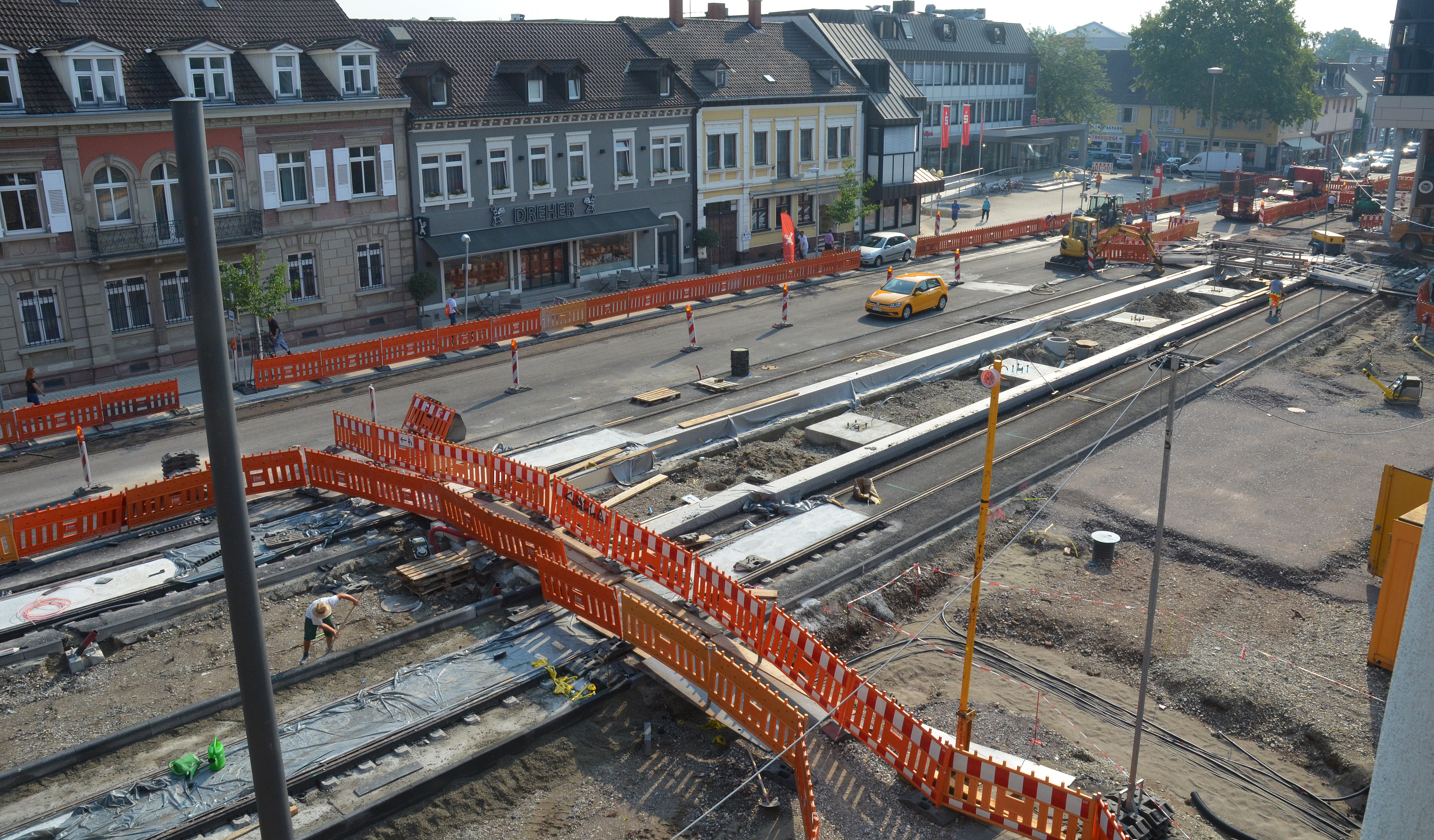 Blick von oben auf die Trambaustelle vor dem Kehler Rathaus