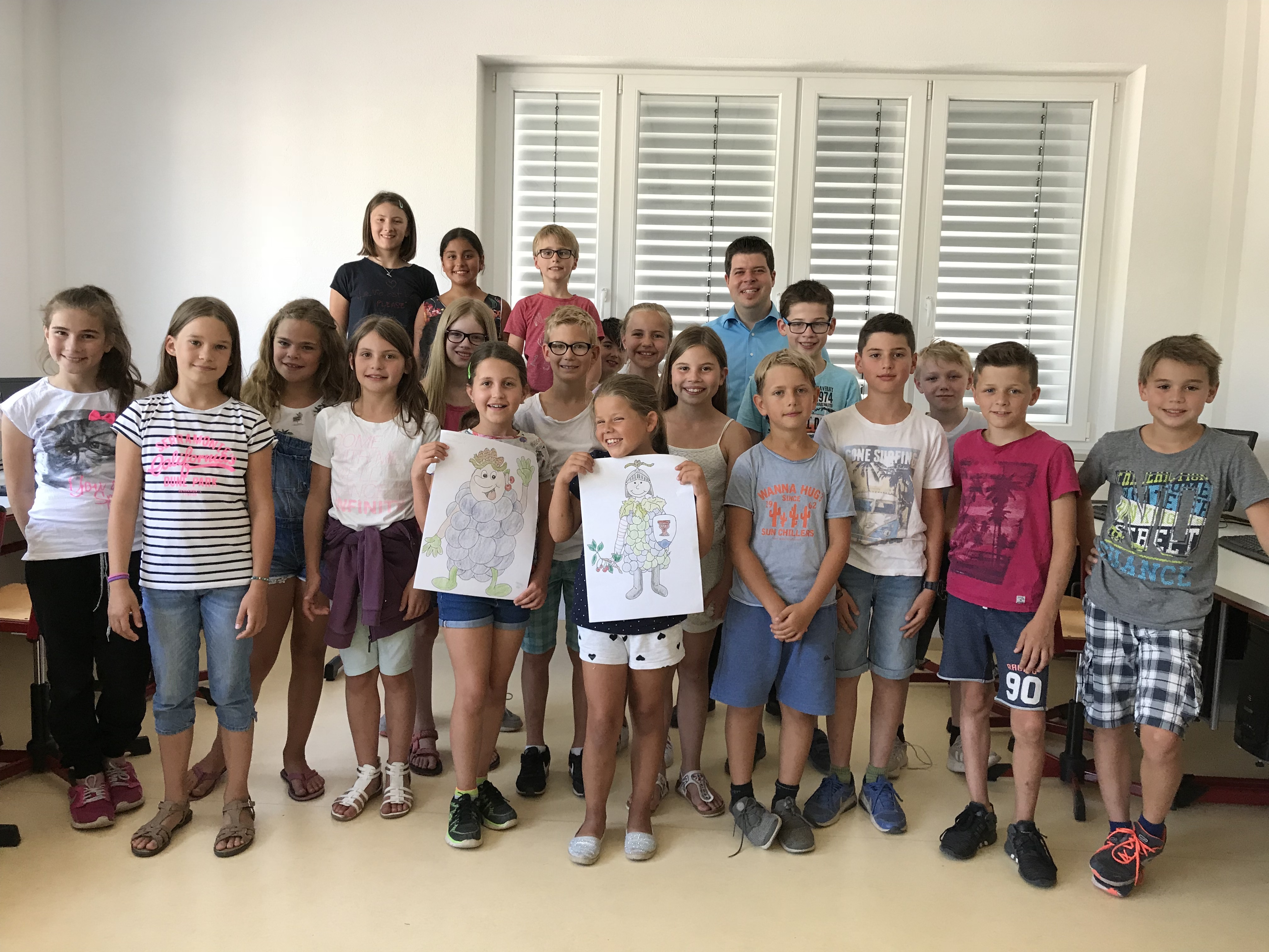 Zwei Maskottchen hatten die Durbacher Kindern - hier die Staufenberg-Schüler - zur Auswahl. Die Wahl fiel auf den Ritter.