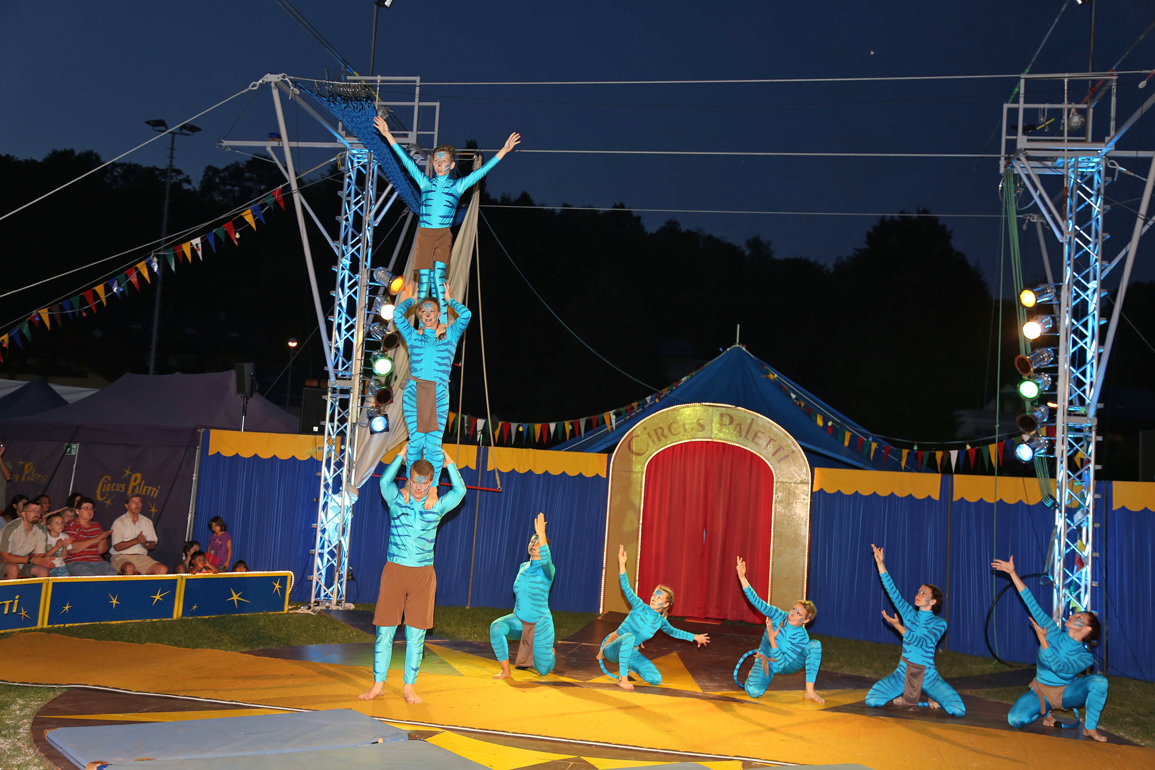 Stimmiges Konzept: Die Artisten des "Circus Paletti" überzeugen auf allen Ebenen.