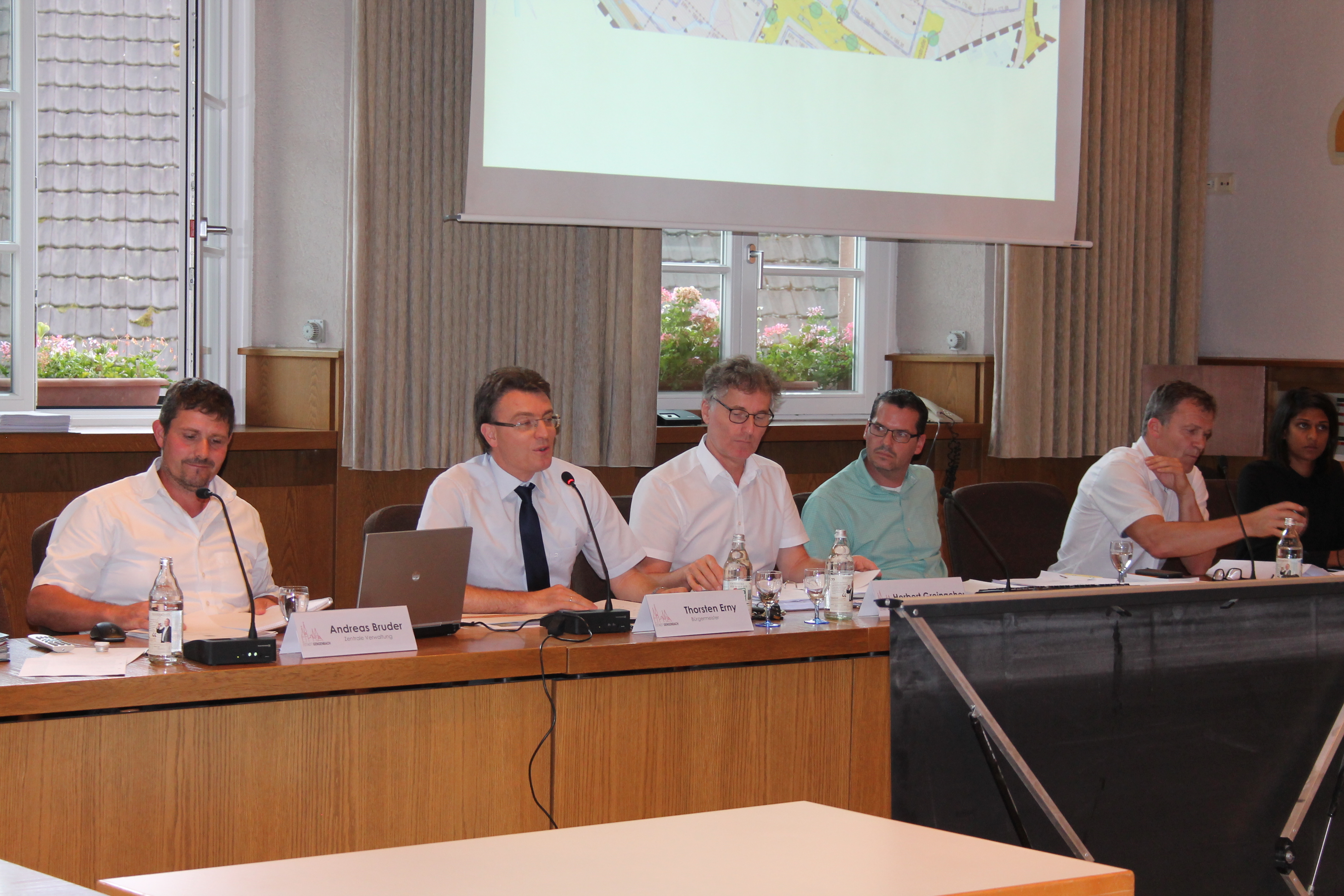 Andreas Bruder, Zentrale Verwaltung, Bürgermeister Thorsten Erny, Herbert Greinacher, Fachbereich Bauen, Knut Maier, Baldauf Architekten und Stadtplaner GmbH und Klemens Wehrle, GHS (v. l.)
