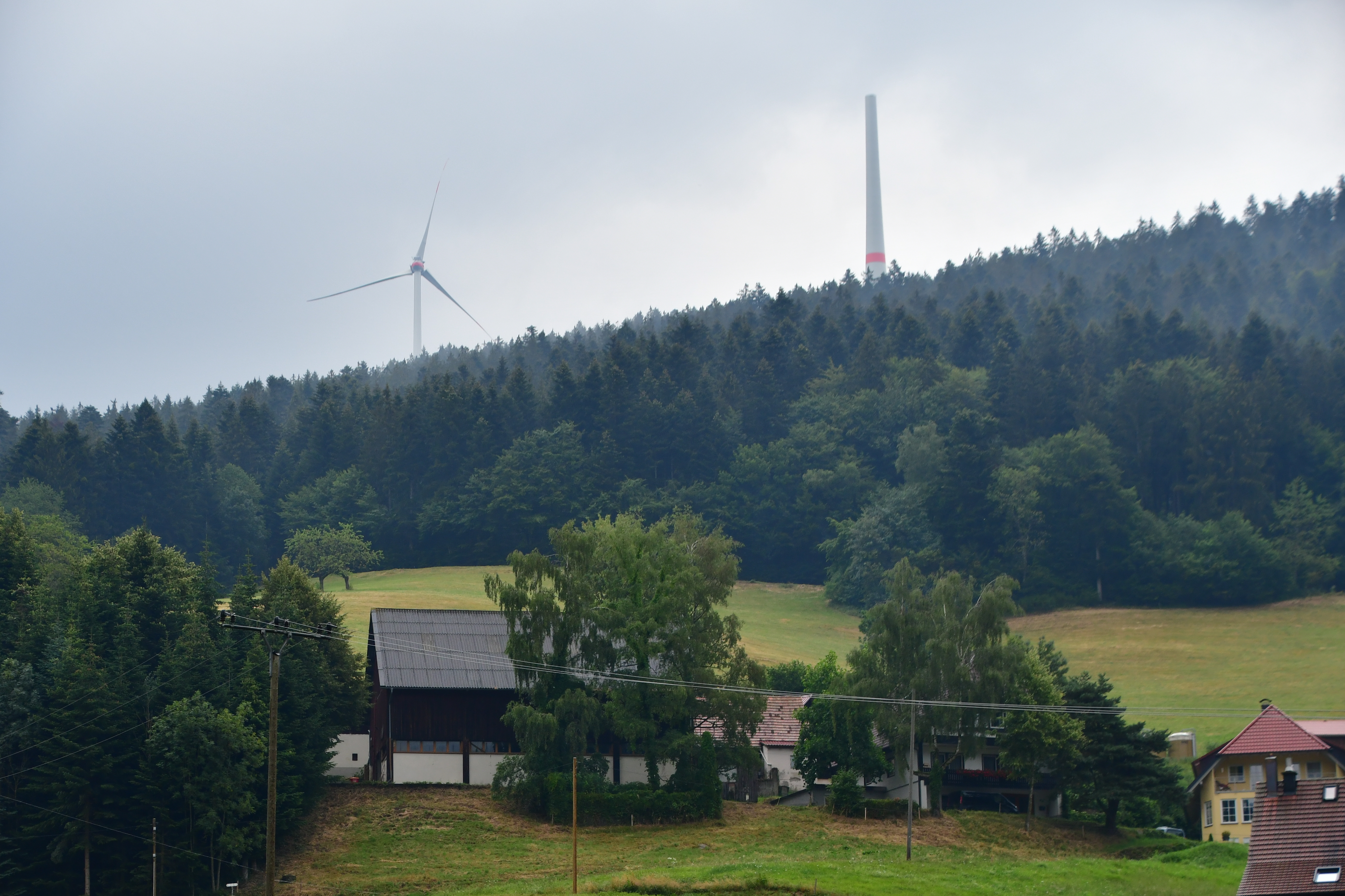 Das erste Windenergierad steht bereits, der Bau der zweiten Anlage ist in vollem Gange.