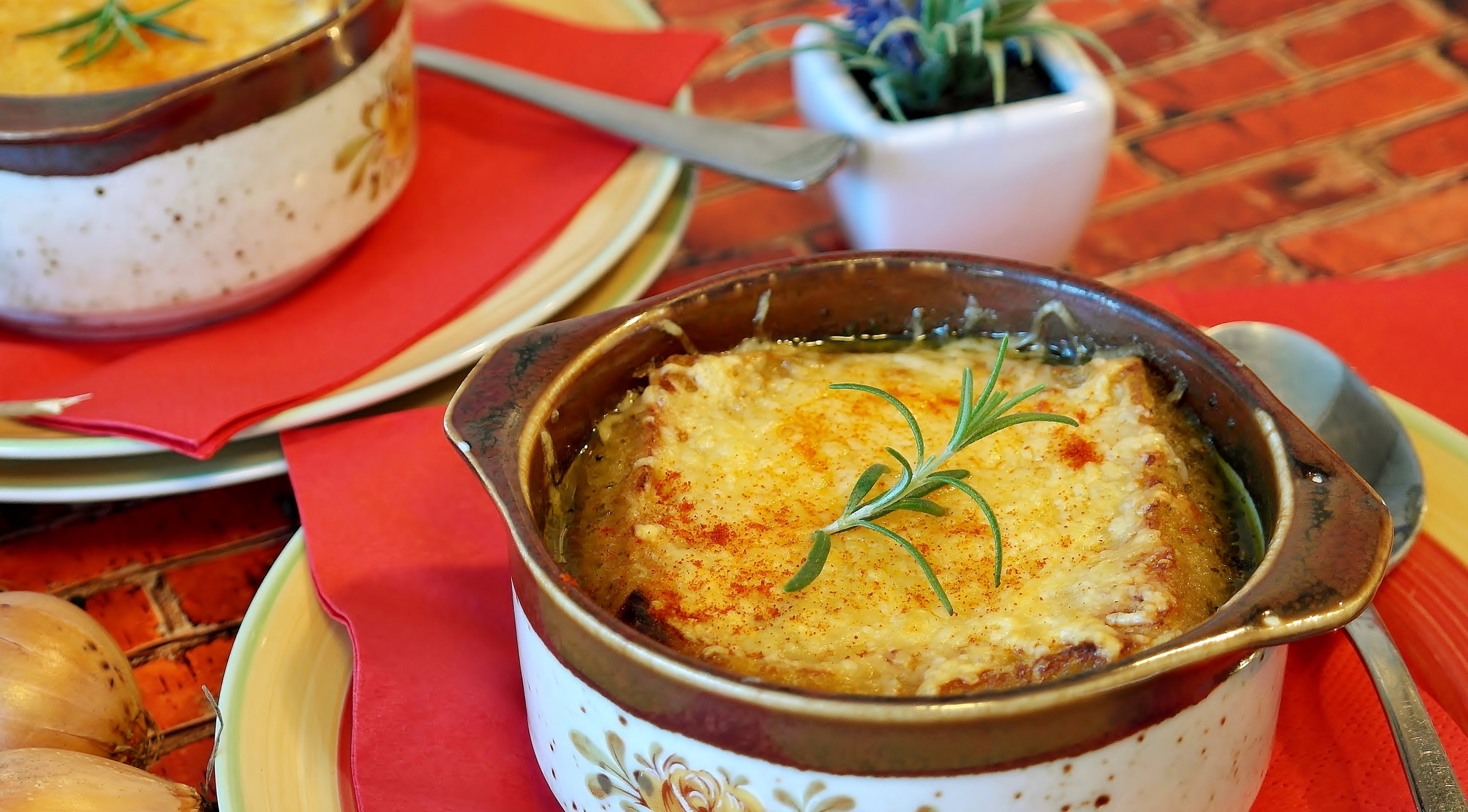 Ein Klassiker der französischen Bistroküche: Zwiebelsuppe