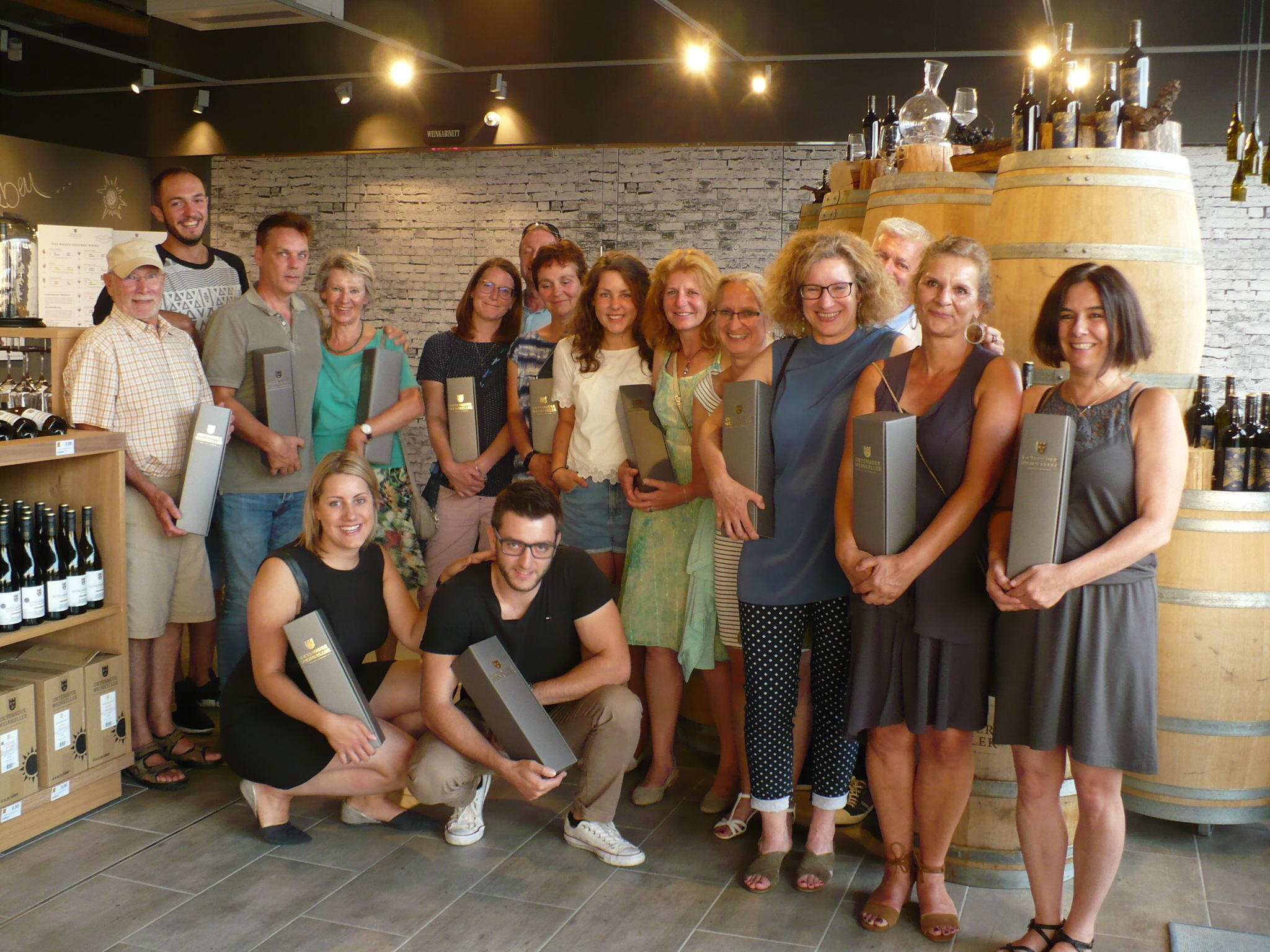 Gewinnerin Susanne Egg (vorne, Dritte von rechts) brachte gutgelaunte Freunde und Familie zur Weinprobe in den Ortenauer Weinkeller mit.