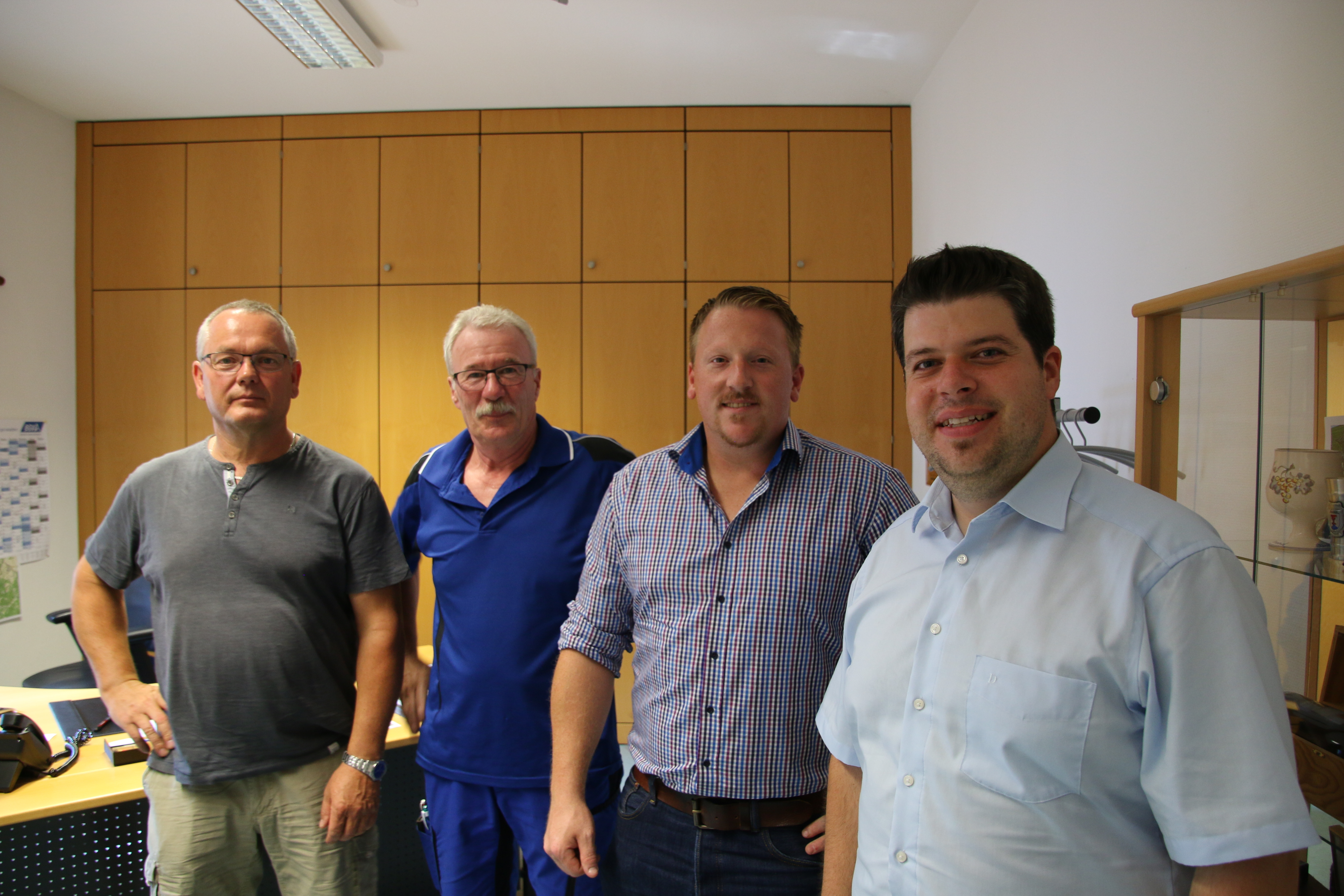 Die Nachfolge für Wassermeister Hansjörg Roth (Zweiter von links) ist geregelt, Mirko Schley (Zweiter von rechts) beginnt am 1. Januar bei der Gemeinde Durbach. Betriebshofleiter Johannes Albers (links) und Bürgermeister Andreas König (rechts) bei der Vorstellung