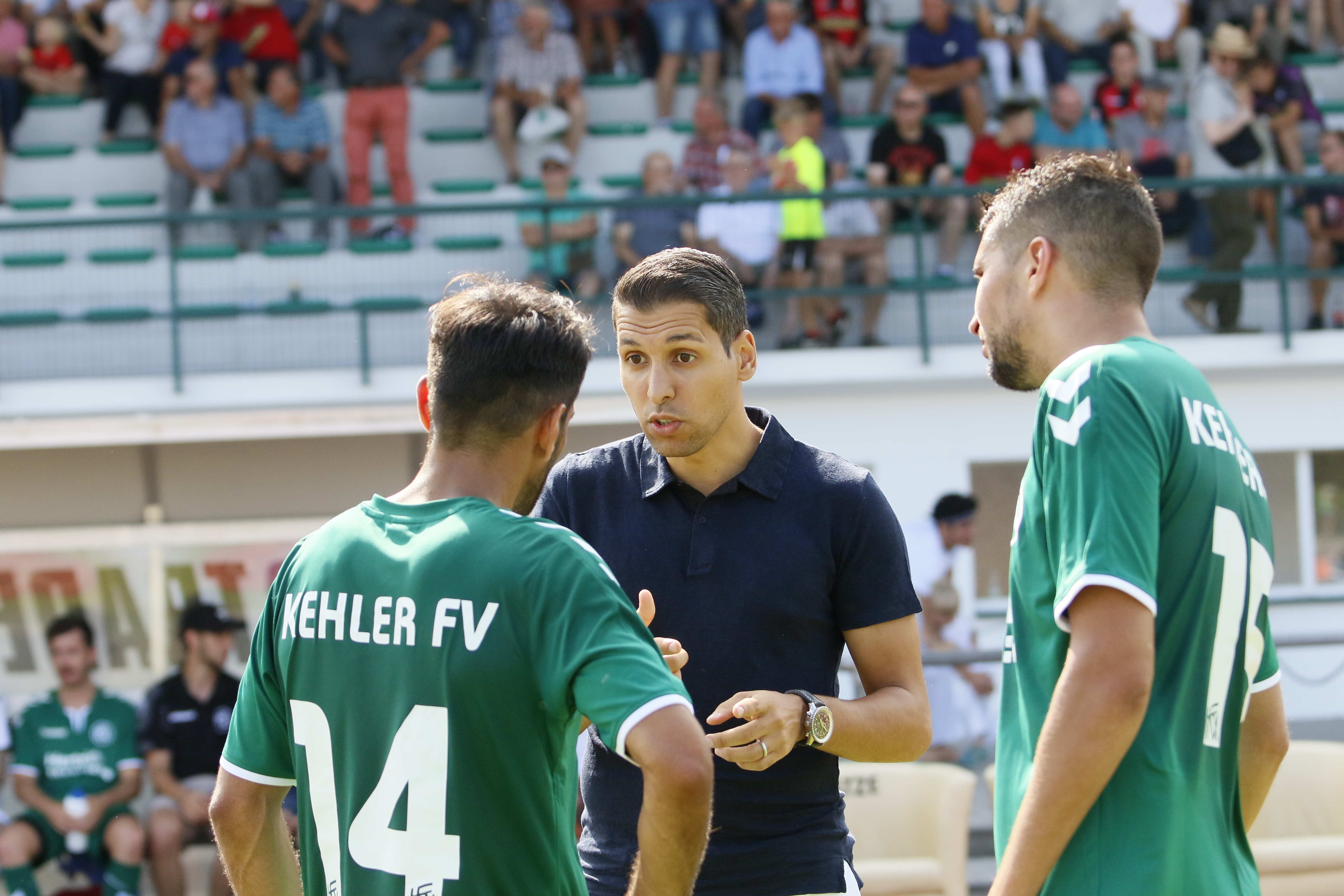 Kehls neuer Trainer Karim Matmour erklärt seinen Spielern, wie sie sein System und seine Taktik auf dem Spielfeld umsetzen sollen.