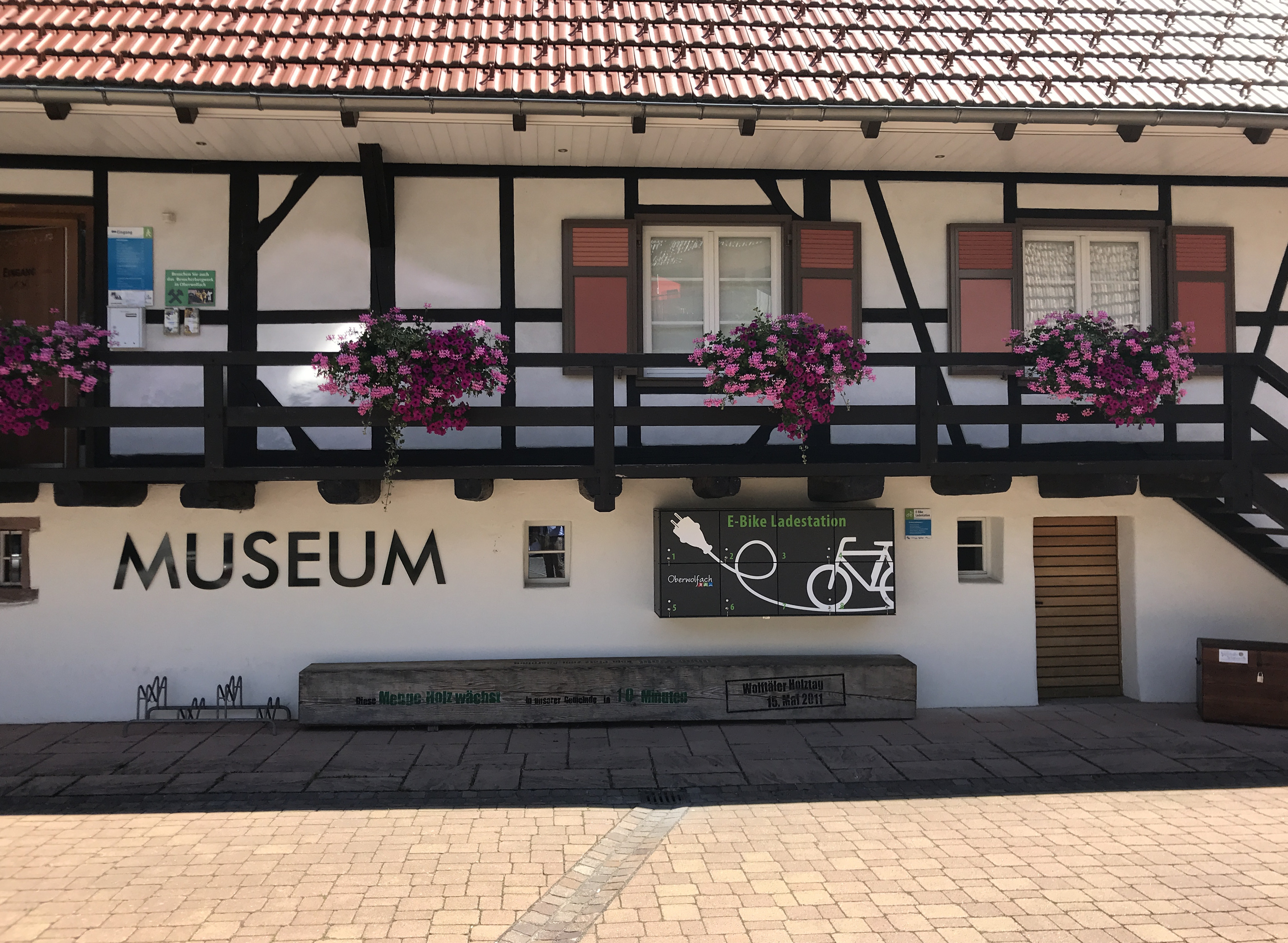 Leere E-Bike-Akkus können in Oberwolfach jetzt an der Grube Wenzel und dem "MiMa" aufgeladen werden.