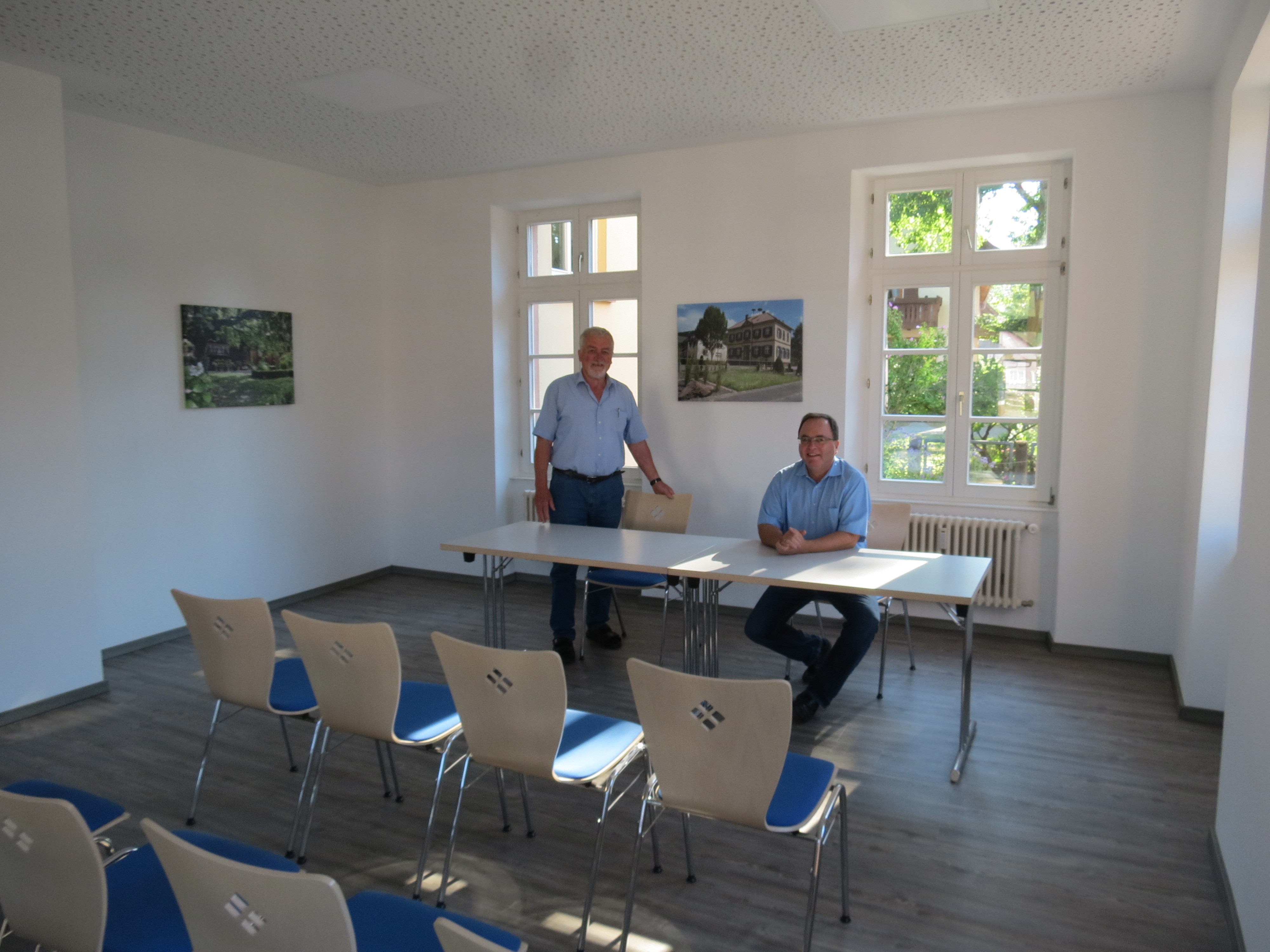 Bürgermeister Thomas Schäfer (rechts) und Ortsvorsteher Franz Griesbaum freuen sich über das neue Trauzimmer