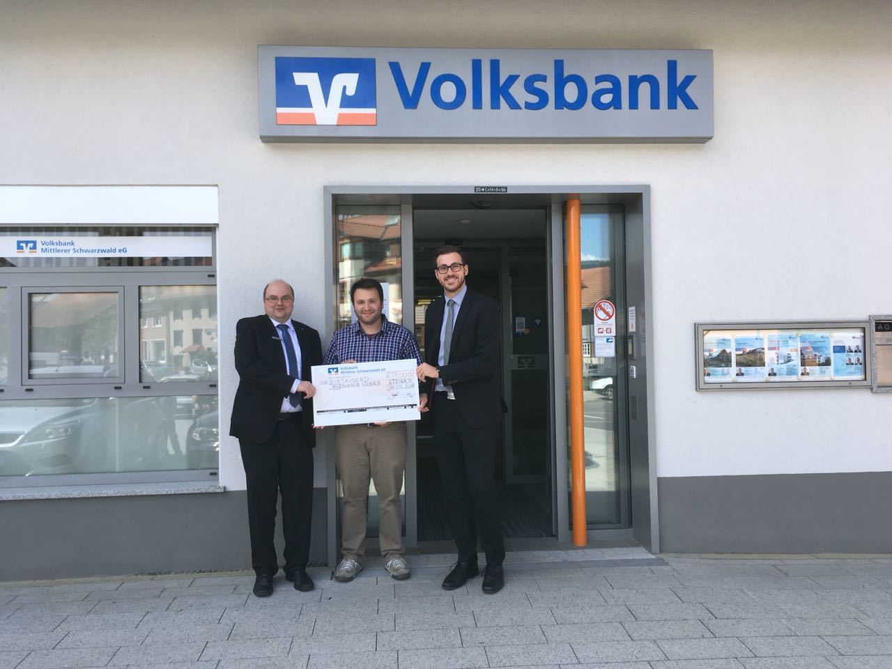 Auf dem Foto von links nach rechts: Stefan Burger (Volksbank Mittlerer Schwarzwald eG Teilmarktverantwortlicher), Felix Glatz (Vorstandsvorsitzender des Bezirks-Imkerverein Steinach e.V.) und Moritz Schöner (Volksbank Mittlerer Schwarzwald eG Kundenberater)