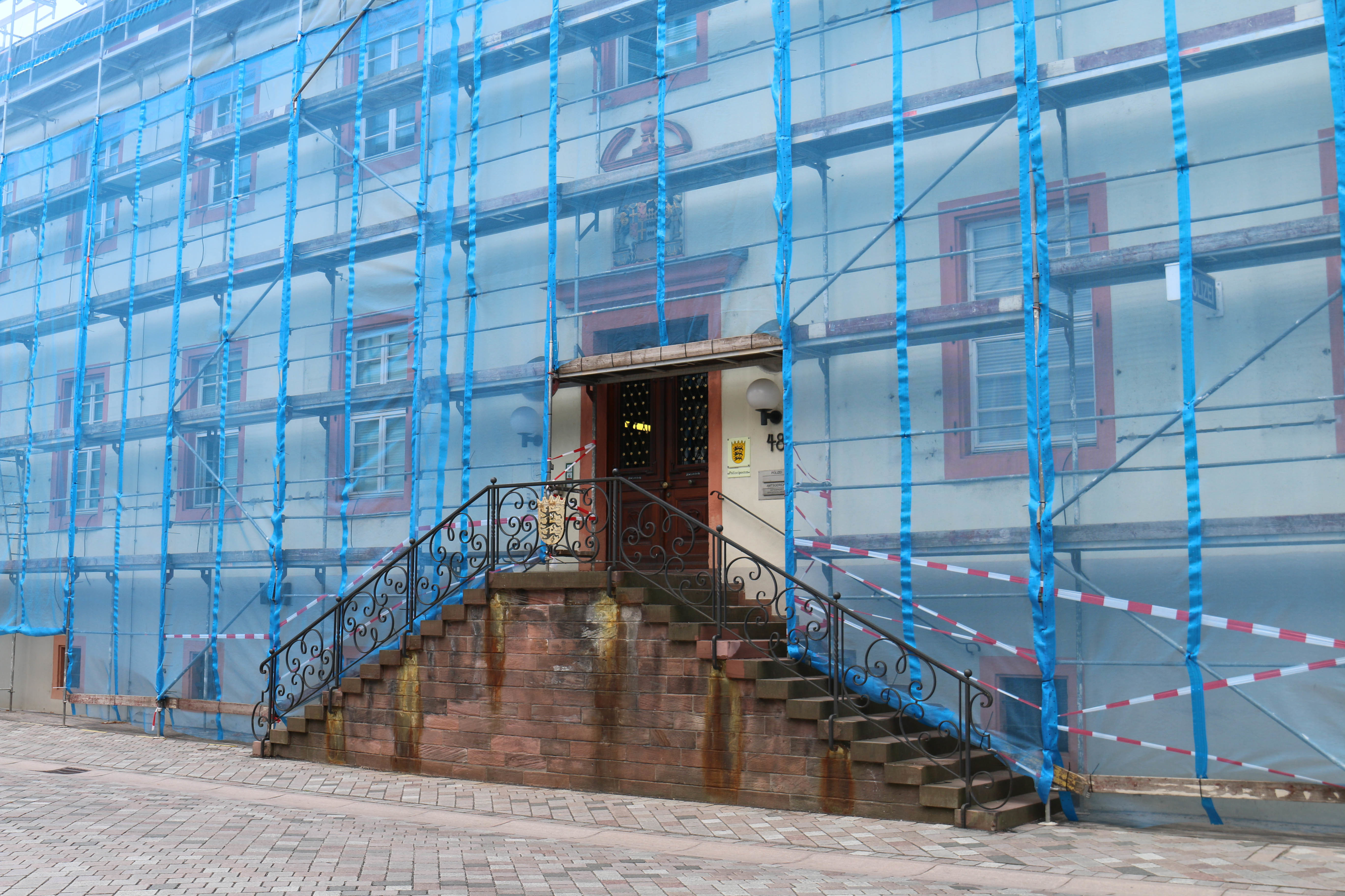 Nicht vom Künstler Christo eingepackt sondern für die Arbeiten an der Fassade des Amtshauses vorbereitet. Das Amtshaus erhält wie acht weitere Gebäude eine spezielle Fassadenbeleuchtung.