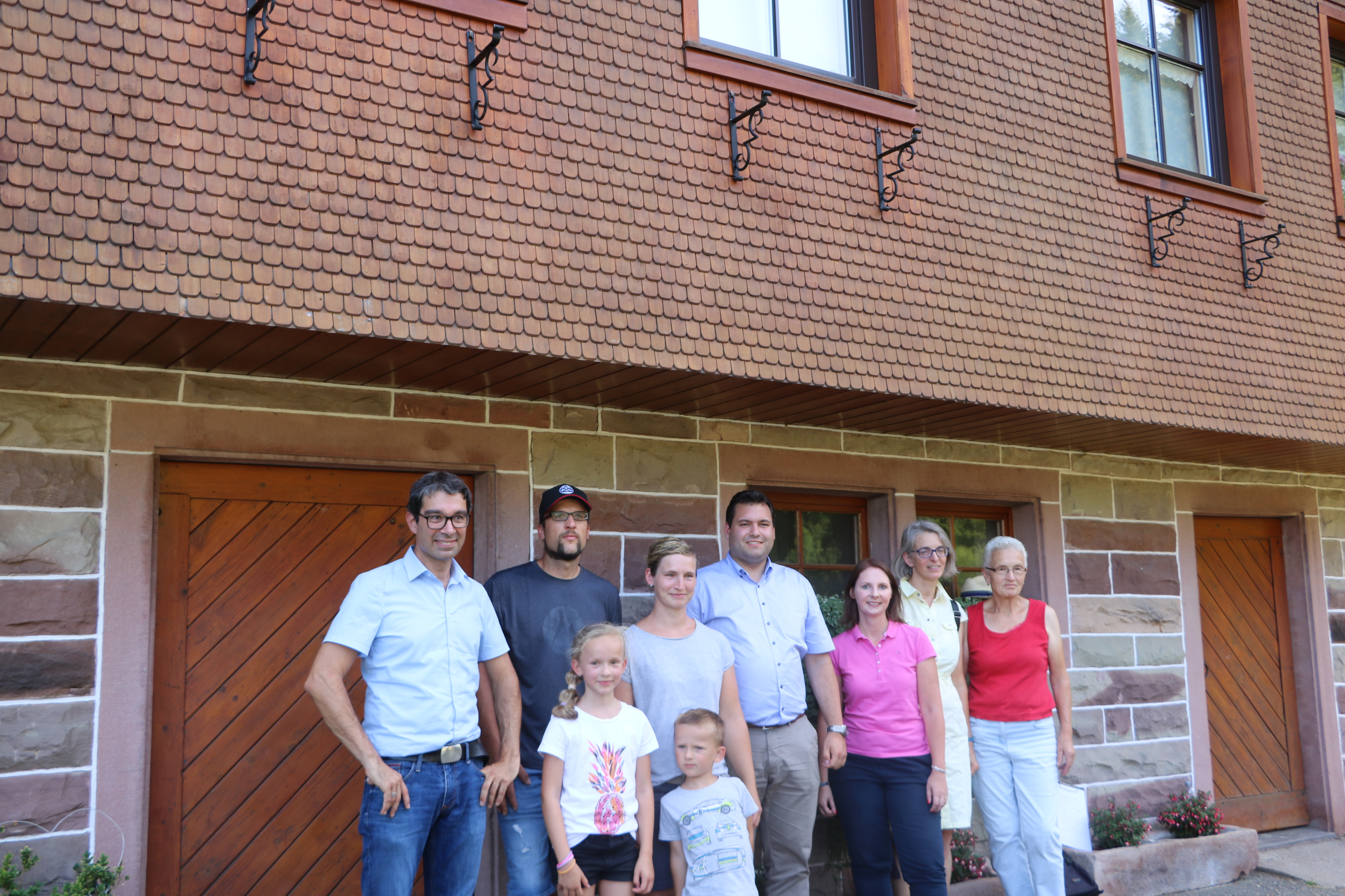Auf dem Foto von links nach rechts: Staatssekretär Dr. Baumann, Familie Bonath, Bürgermeister Oberwolfach Matthias Bauernfeind, MdL Sandra Boser, Geschäftsführerin LEV Ortenaukreis Dr. Regina Ostermann; Frau Bonath senior