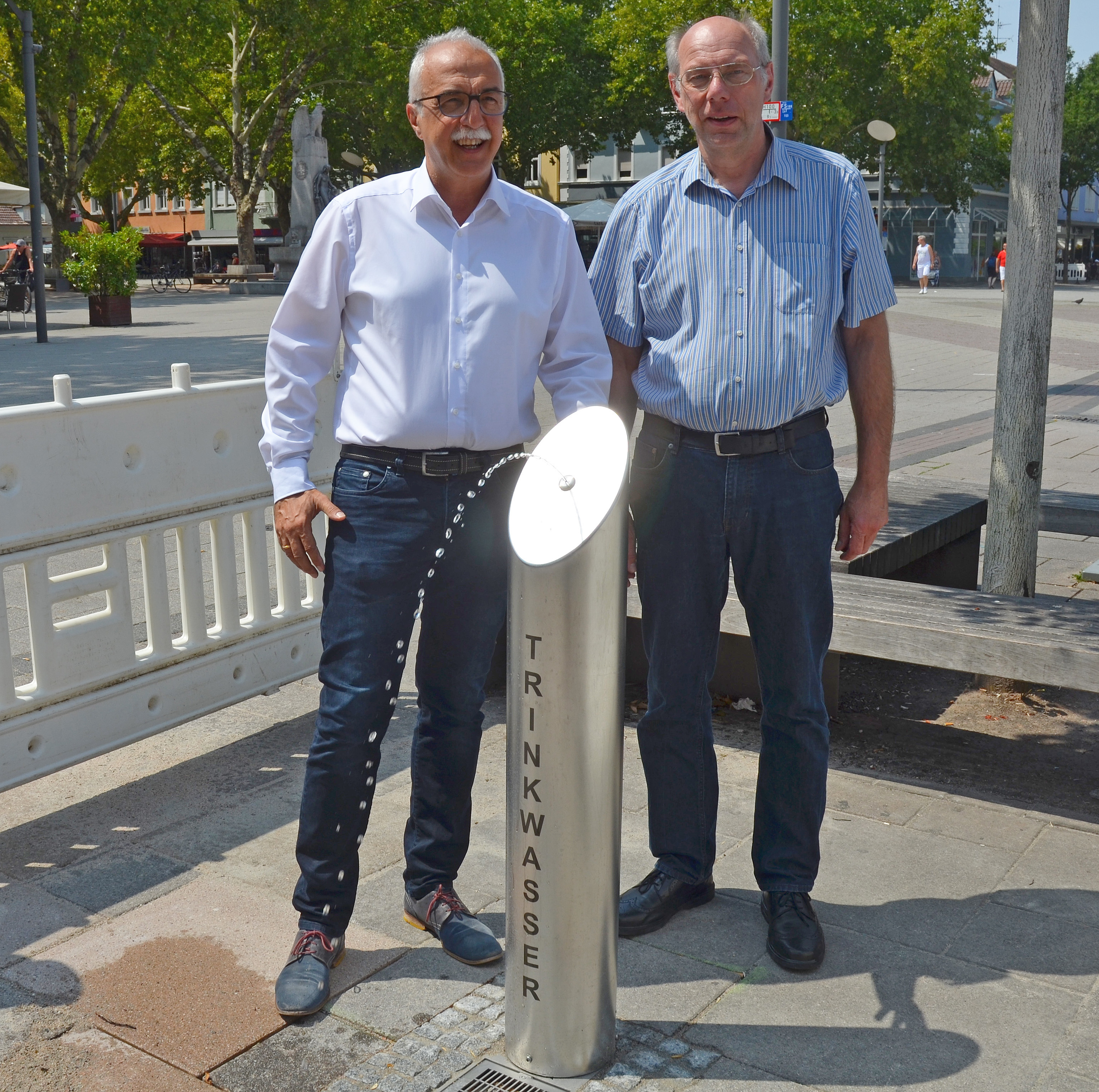 Oberbürgermeister Toni Vetrano und Ulrich Heppner (v. l.) am fertigen Trinkbrunnen auf dem Kehler Marktplatz.