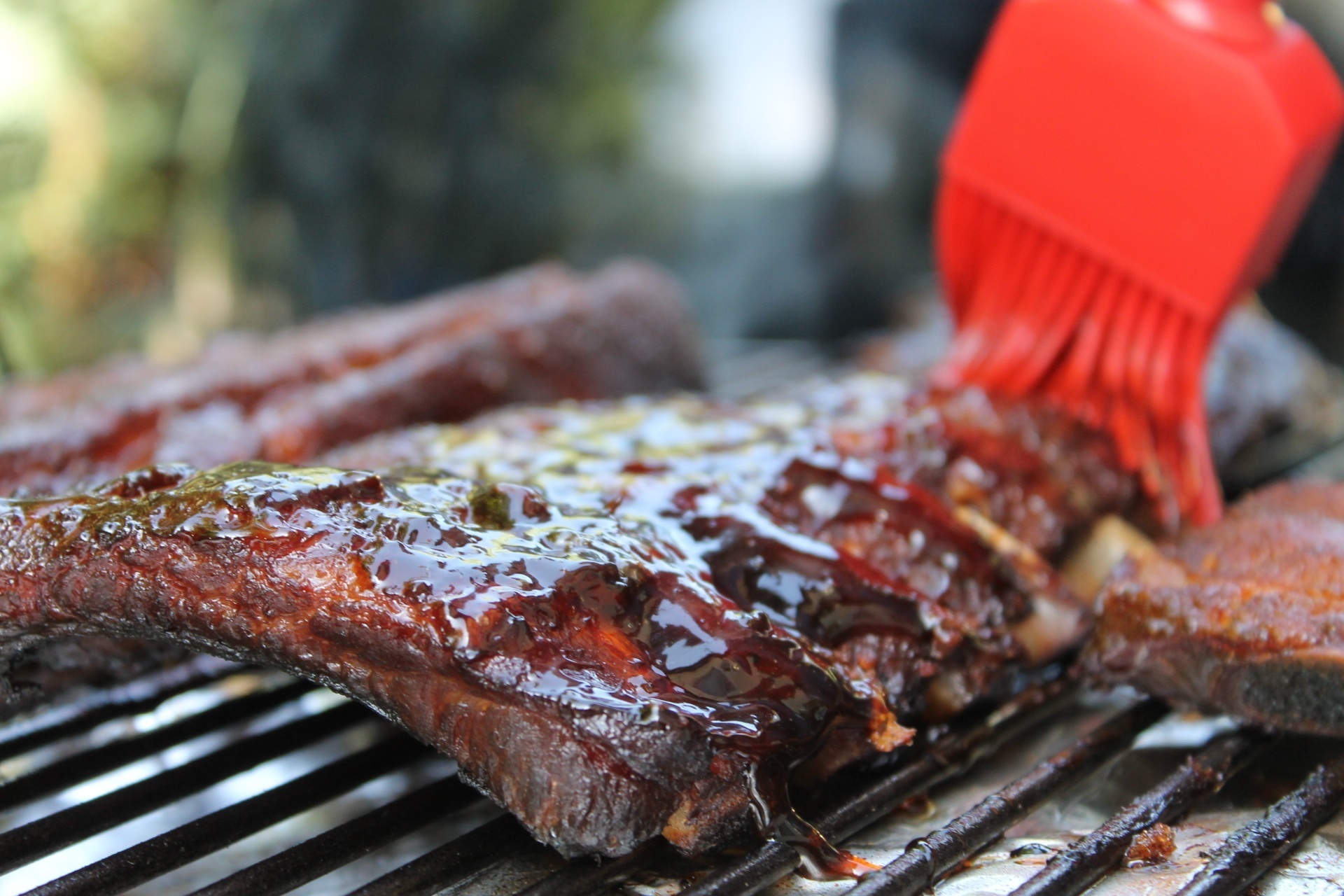 Während des Grillens können Spareribs mit einer Glasur überzogen werden.