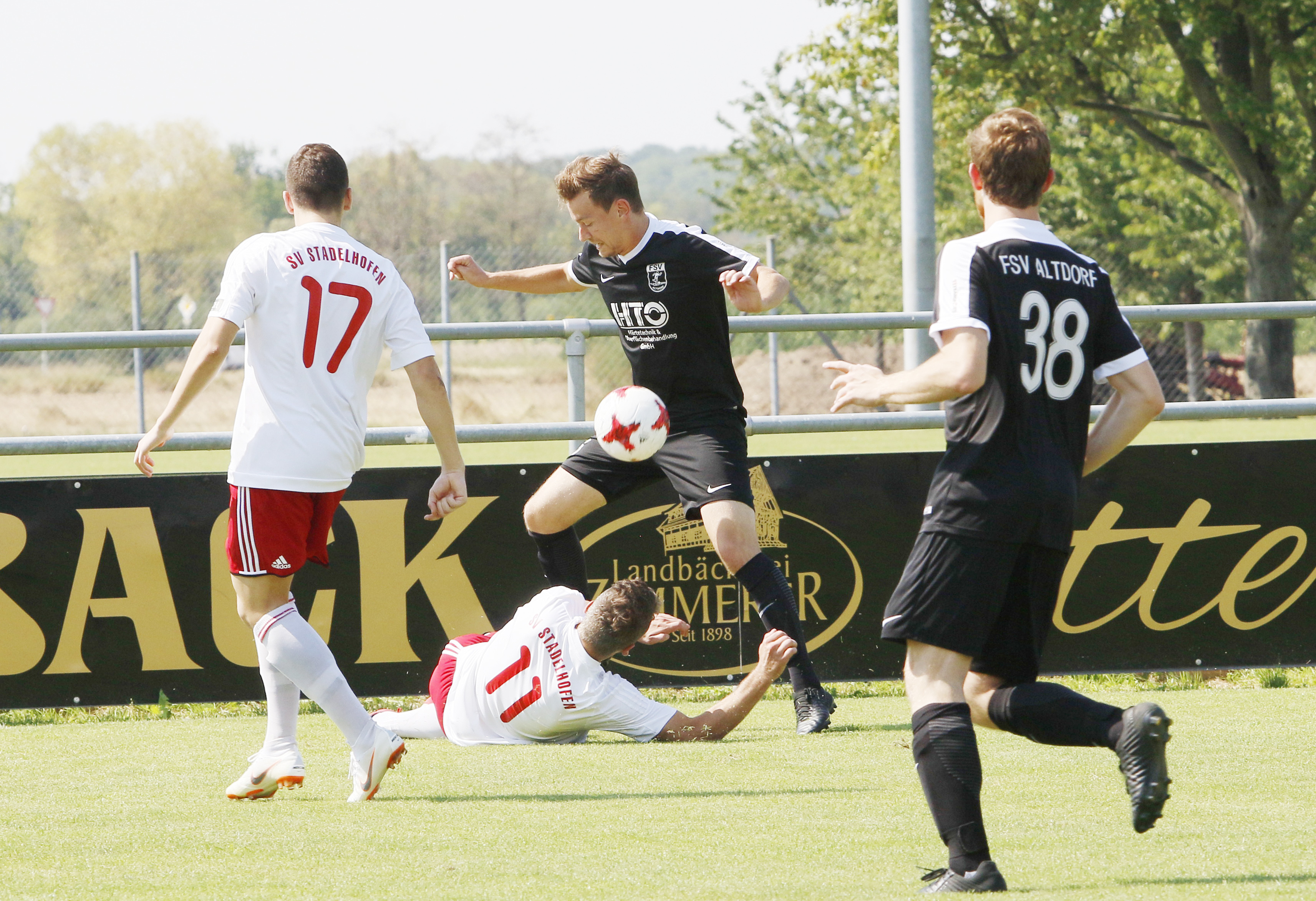 Der SV Stadelhofen (weißes Trikot) konnte zum ersten Landesliga-spieltag noch nicht von sich überzeugen.